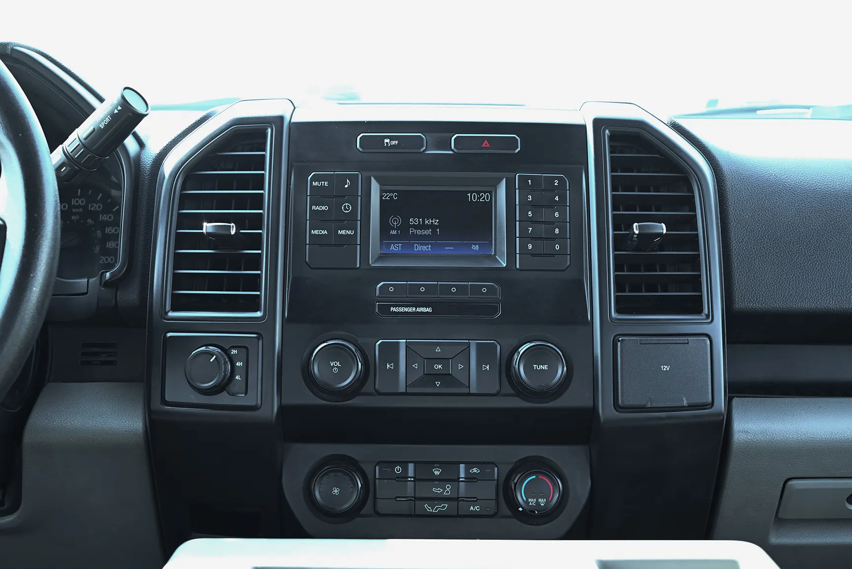 Used 2015 Ford F-Series Pickup F-150 XLT White – Infotainment / Touchscreen System at First Choice Cars Sharjah