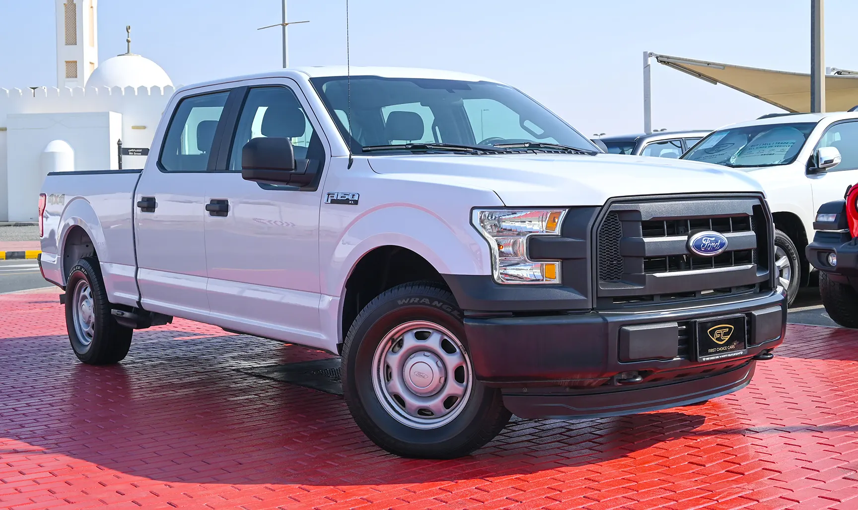 Used 2015 Ford F-Series Pickup F-150 XLT White – Right Front Diagonal (45°) View at First Choice Cars Sharjah