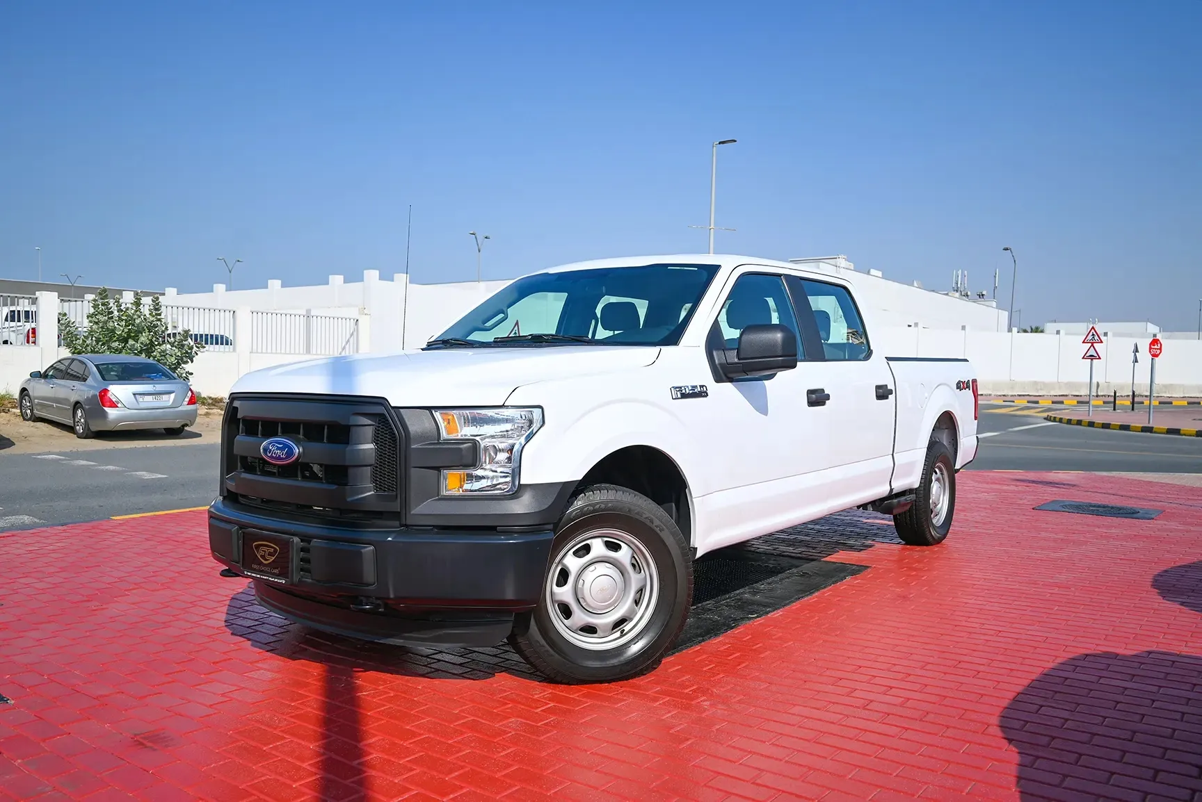 Used 2015 Ford F-Series Pickup F-150 XLT White – Left Front Diagonal (45°) View at First Choice Cars Sharjah