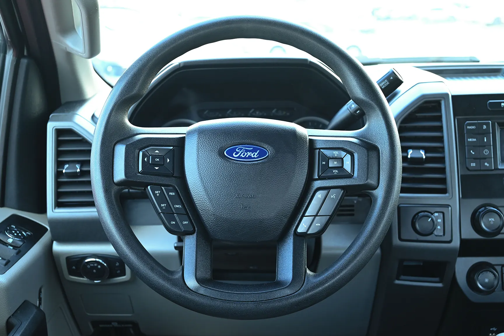 Used 2020 Ford F-Series Pickup F-250 XL in White – Driver Side Dashboard & Steering View for Sale at First Choice Cars Dubai Sharjah