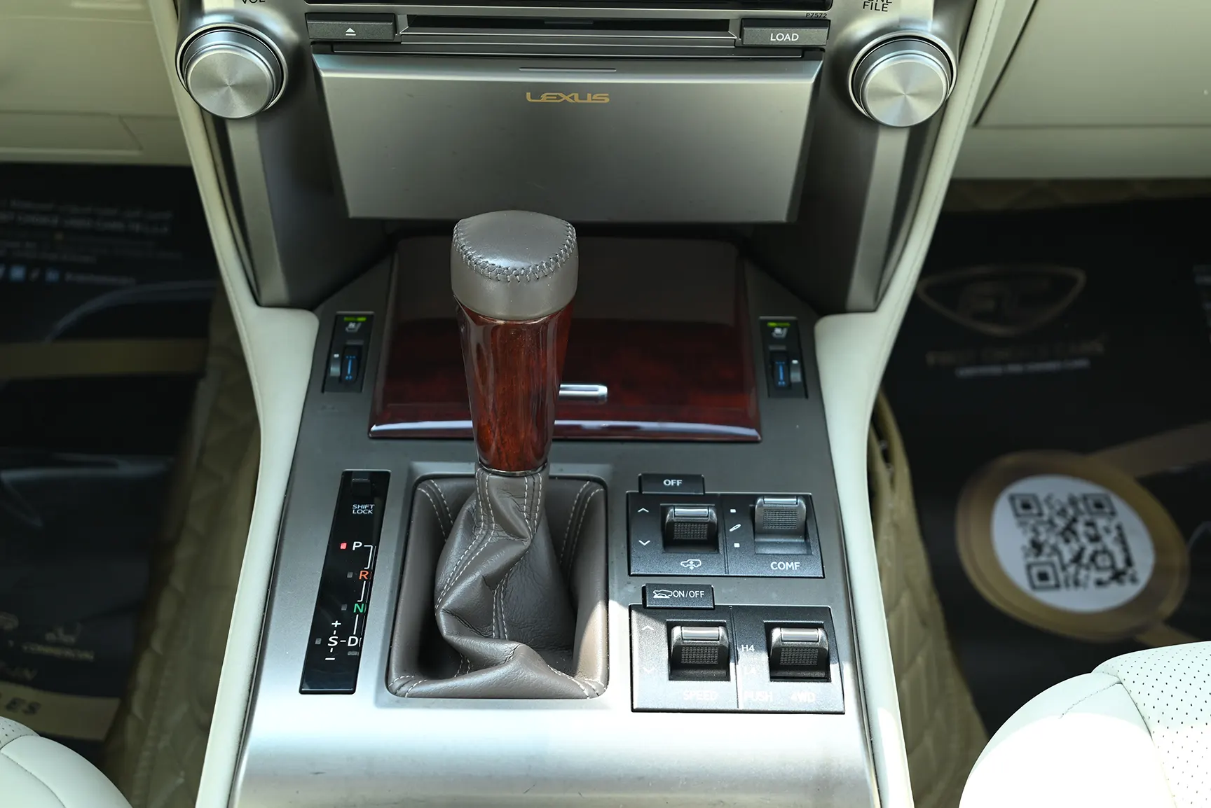 Used 2010 Lexus GX 460 Platinum in White – Center Console & Gear Shifter