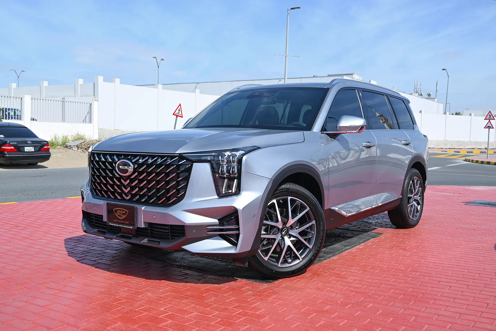 Used 2023 GAC GS8 GX Silver – Left Front Diagonal (45°) View at First Choice Cars Sharjah