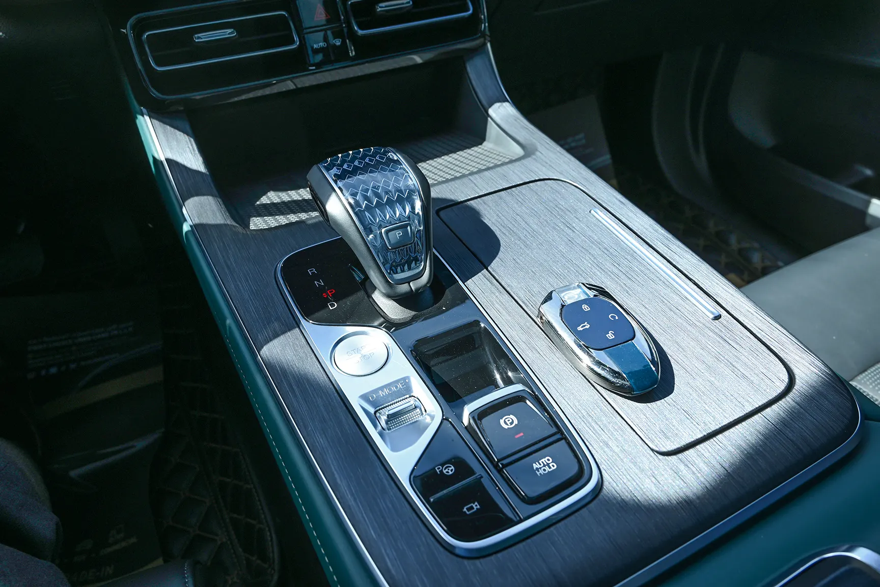 Used 2023 GAC GS8 GX Silver – Center Console & Gear Shifter at First Choice Cars Sharjah