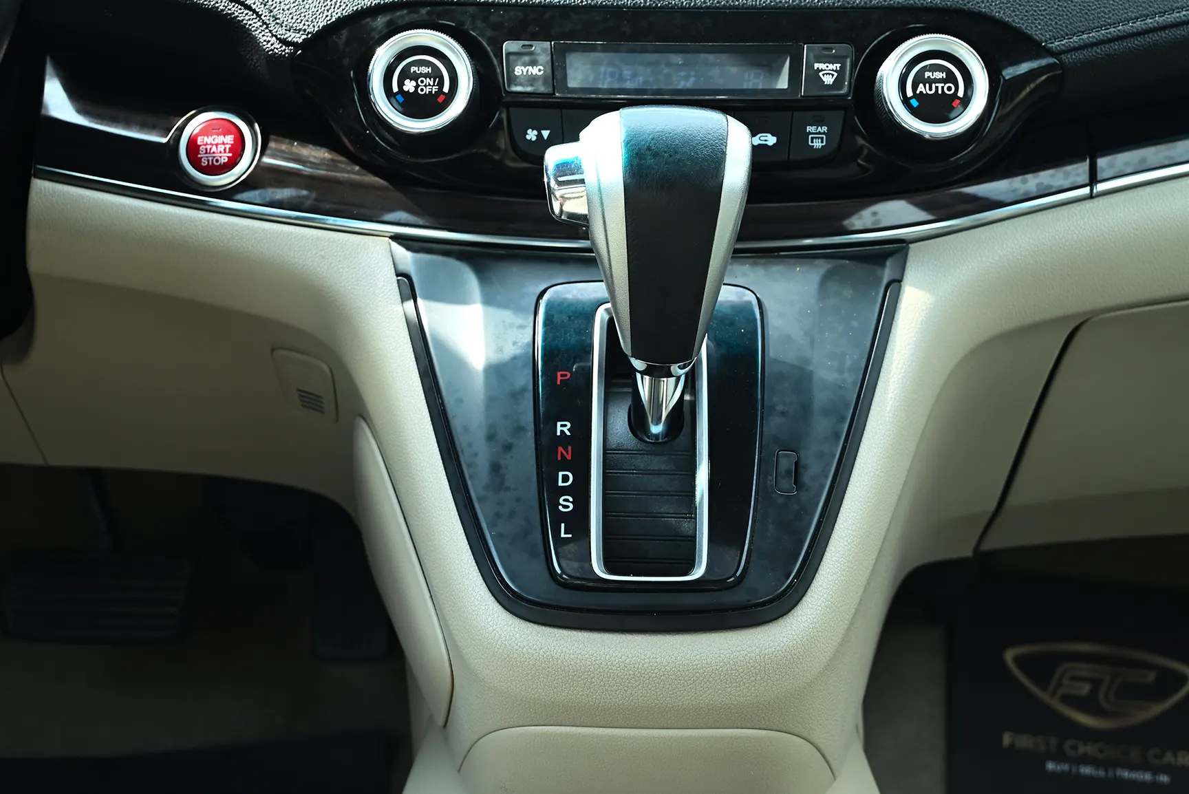 Used 2016 Honda CR-V EXL in Black – Center Console & Gear Shifter for Sale at First Choice Cars Dubai Sharjah
