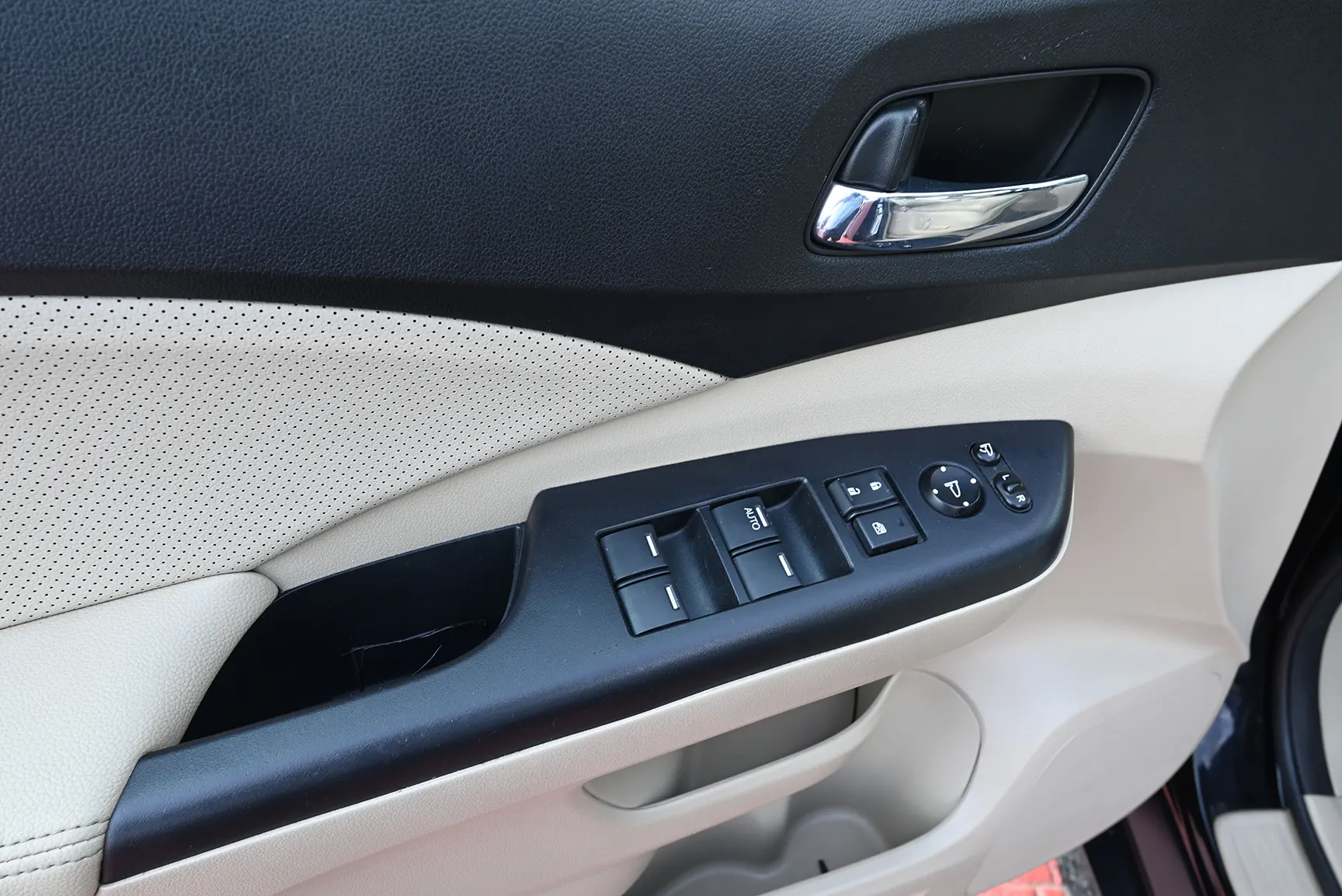 Used 2016 Honda CR-V EXL in Black – Driver Door Panel Full View for Sale at First Choice Cars Dubai Sharjah