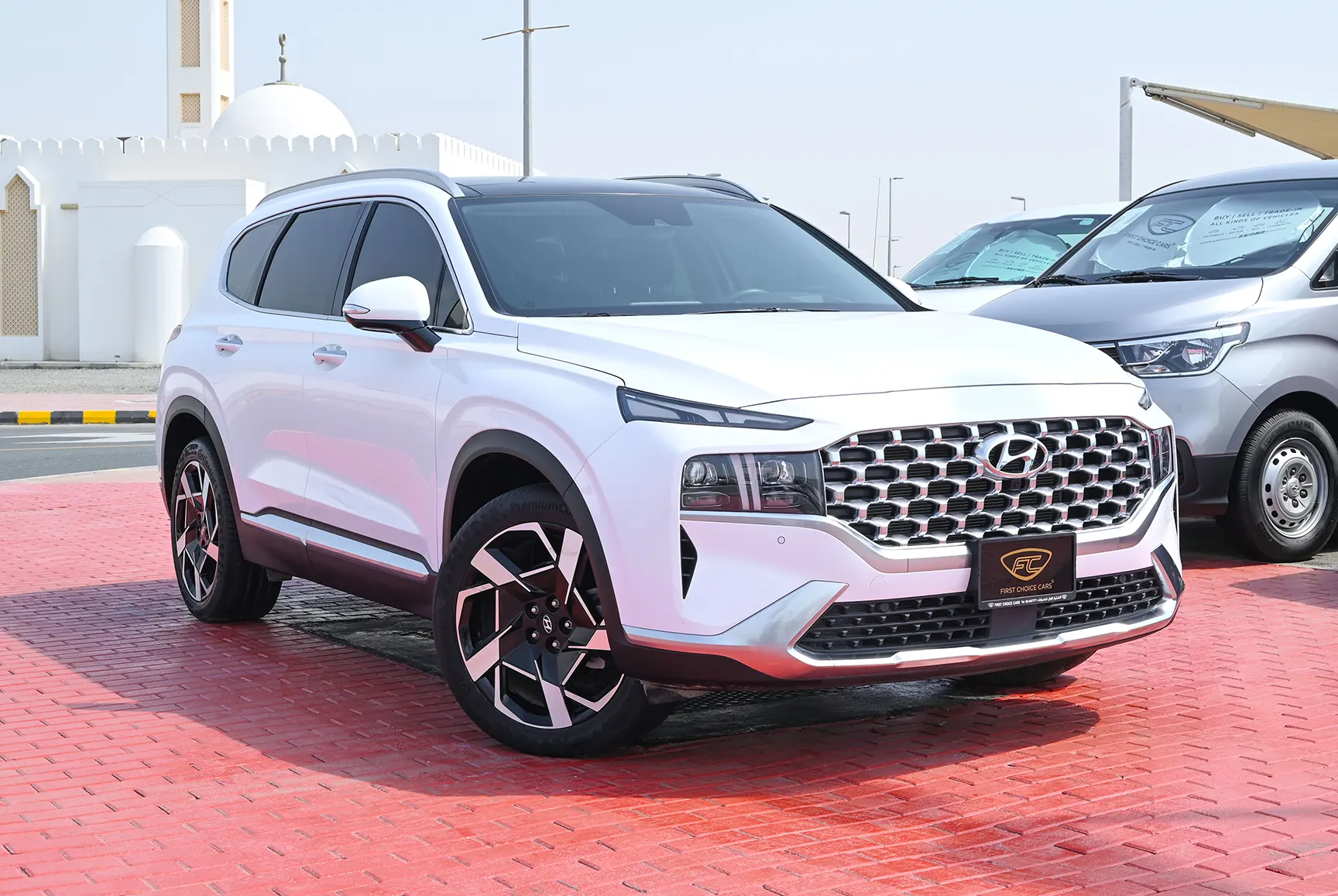Used 2022 Hyundai Santa Fe GLS Premium White – Right Front Diagonal (45°) View at First Choice Cars Sharjah
