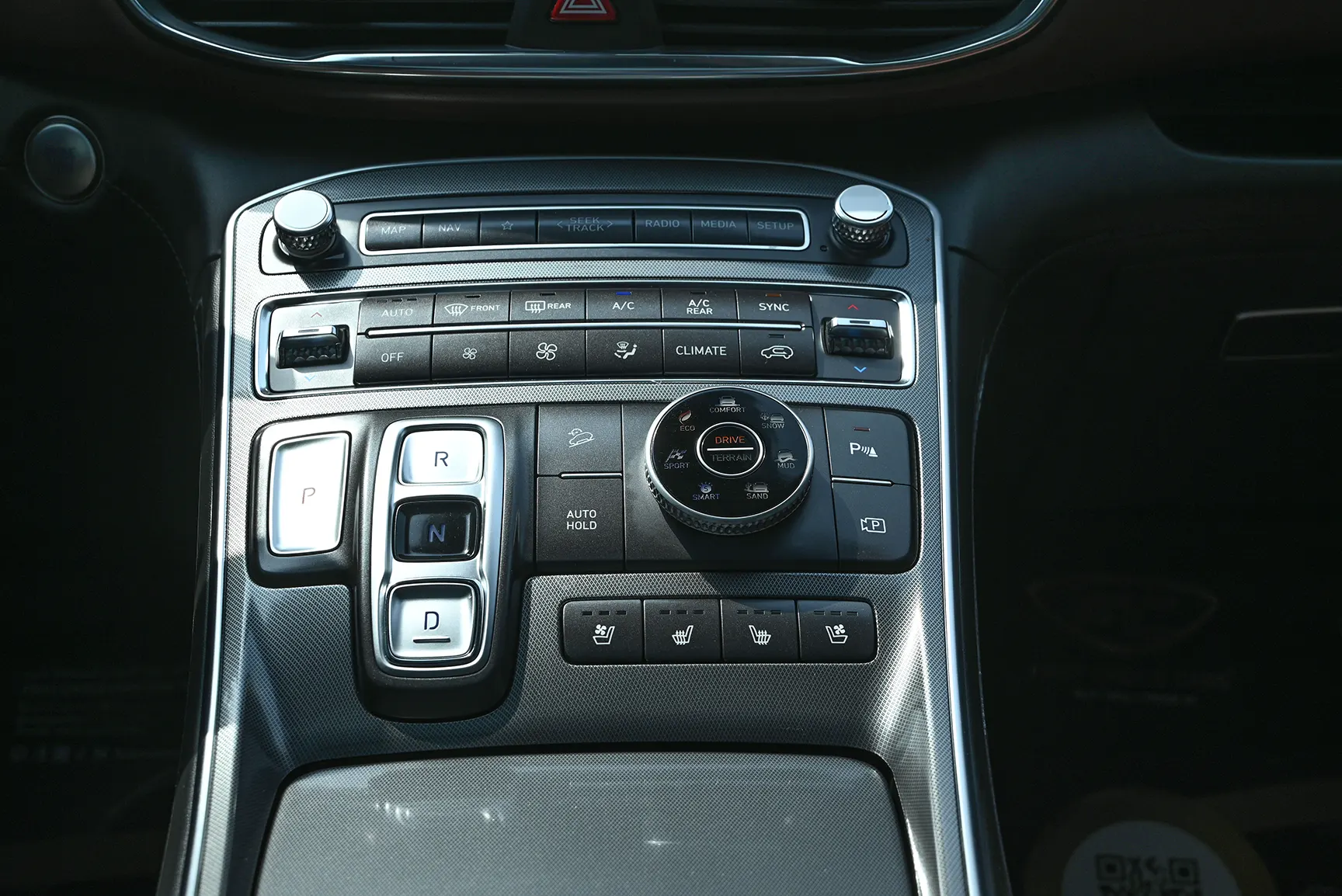 Used 2022 Hyundai Santa Fe GLS Premium White – Center Console & Gear Shifter at First Choice Cars Sharjah