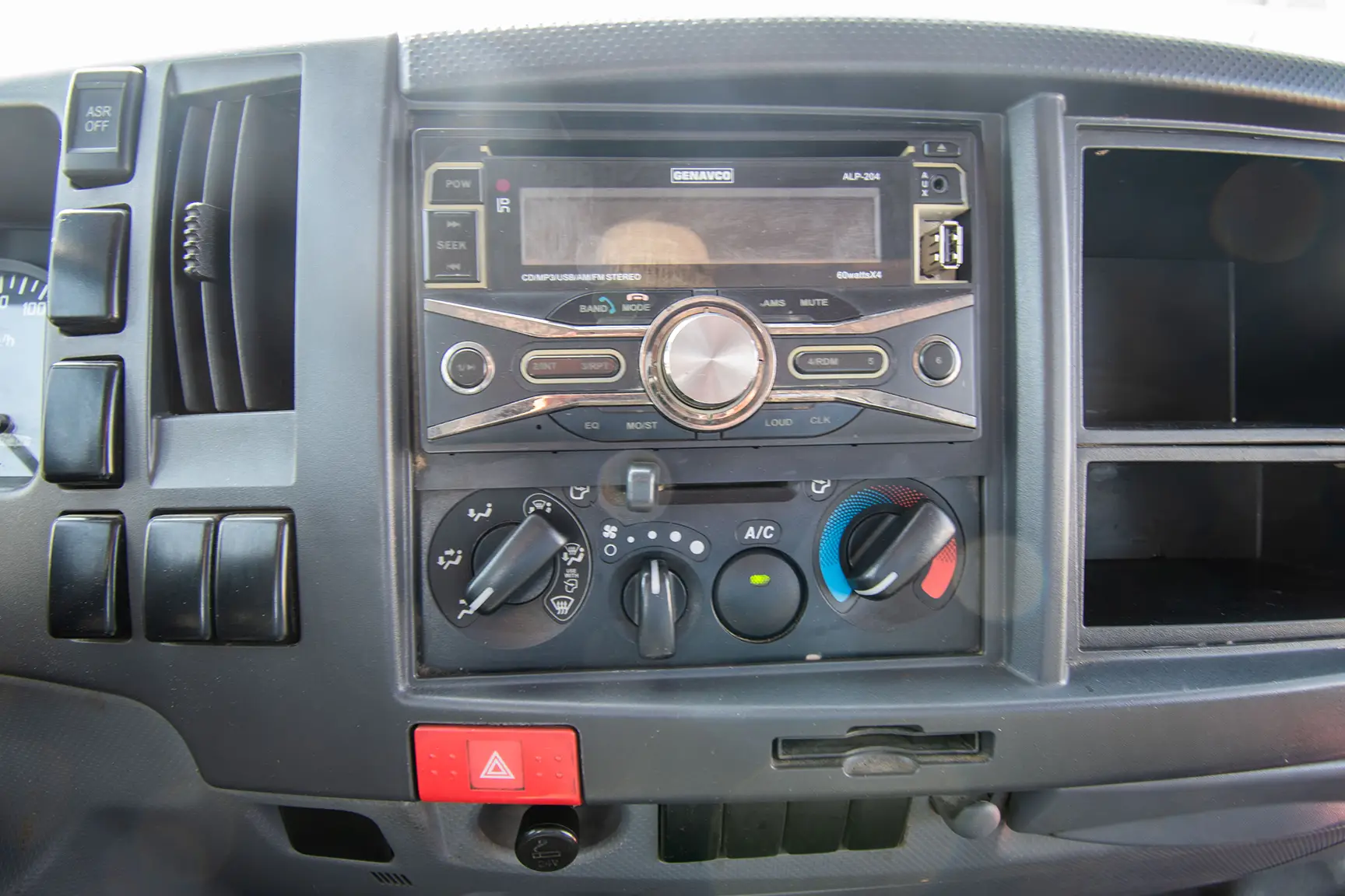 Used 2019 Isuzu NPR Cargo Box in White – Infotainment / Touchscreen System for Sale at First Choice Cars Dubai Sharjah