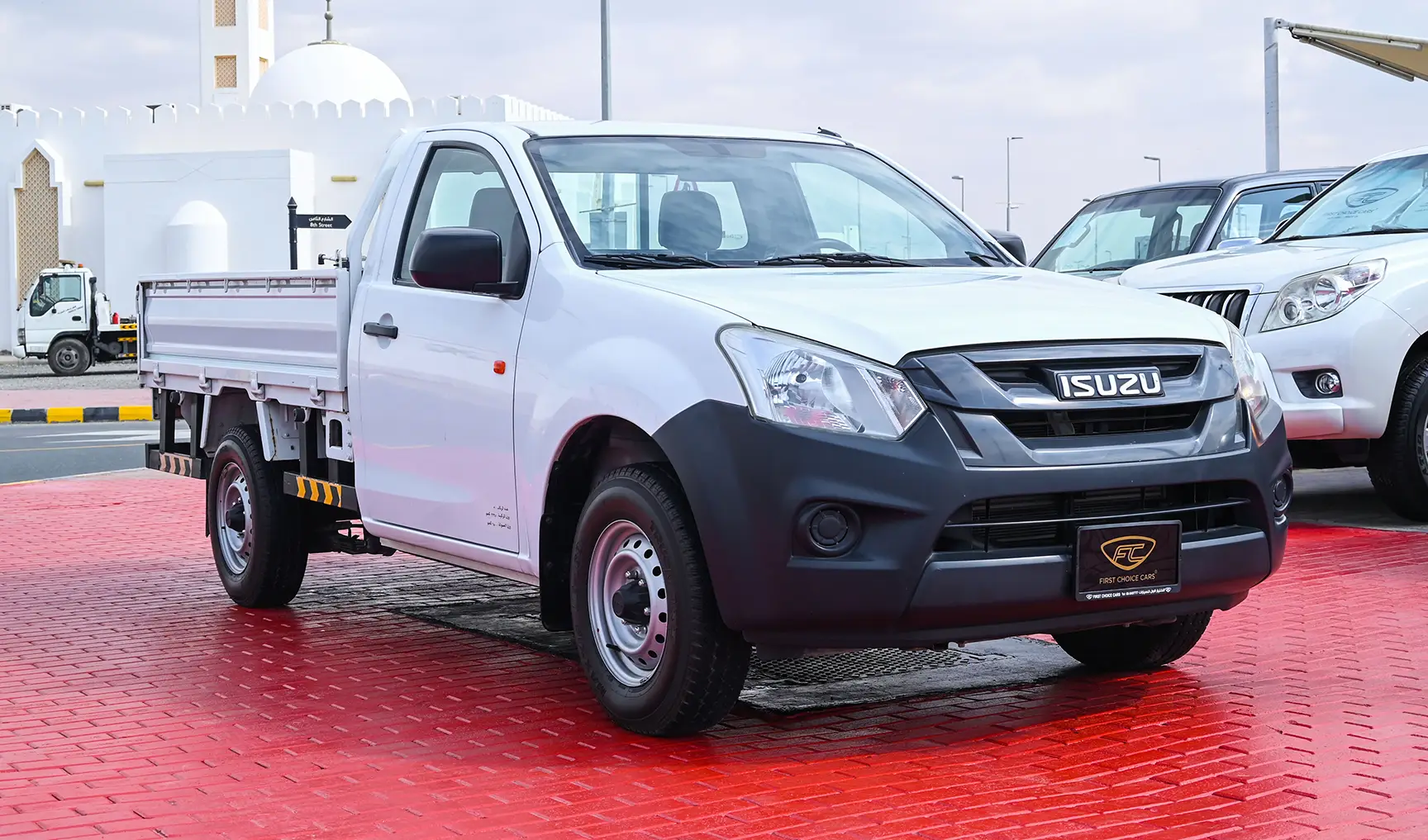 Used 2017 Isuzu D-MAX Flatbed White – Right Front Diagonal (45°) View at First Choice Cars Sharjah