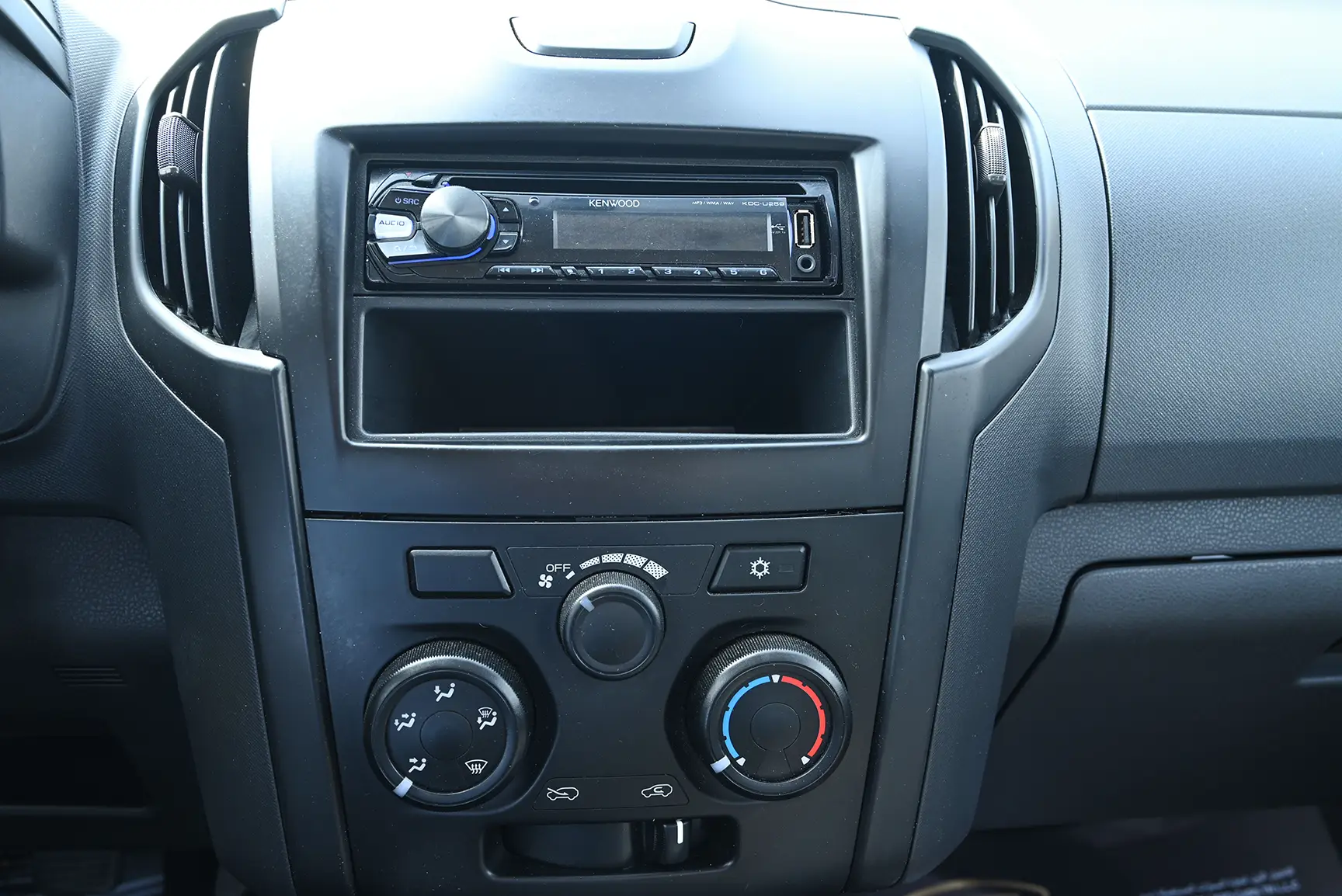 Used 2017 Isuzu D-MAX Flatbed White – Infotainment / Touchscreen System at First Choice Cars Sharjah