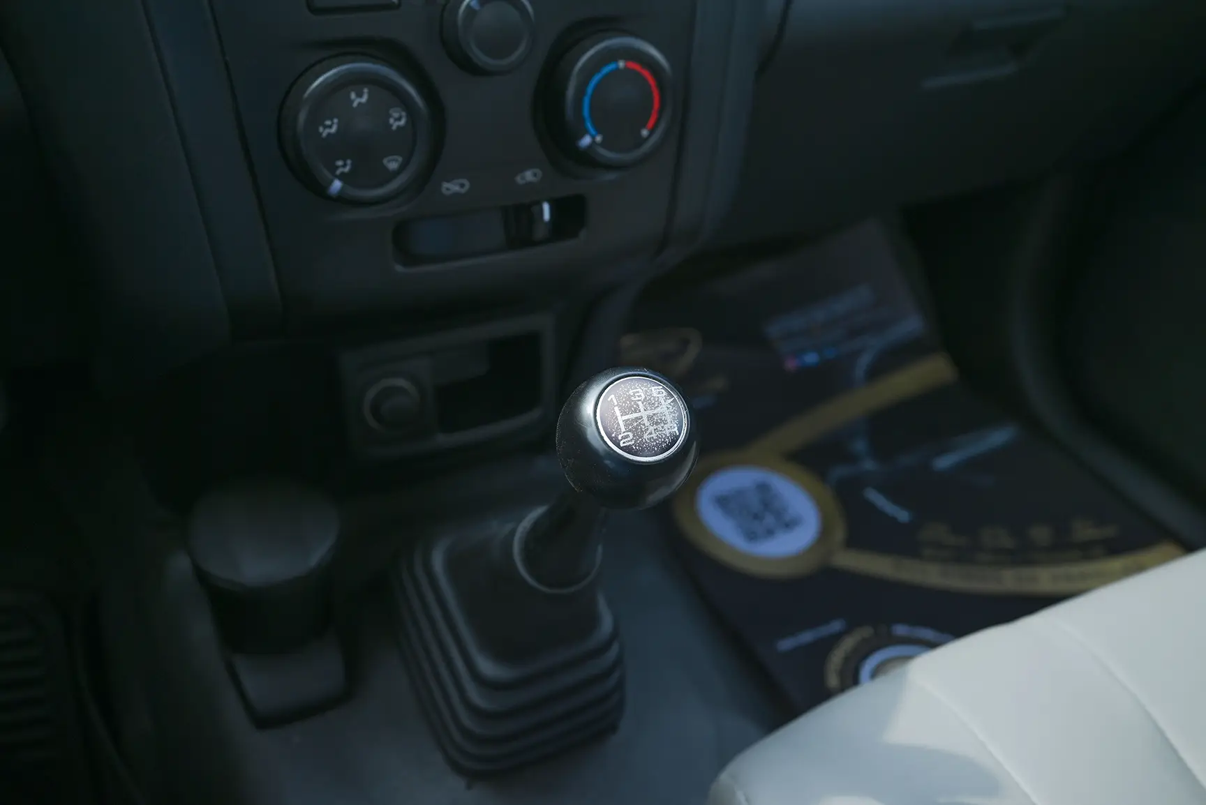 Used 2017 Isuzu D-MAX Flatbed White – Center Console & Gear Shifter at First Choice Cars Sharjah