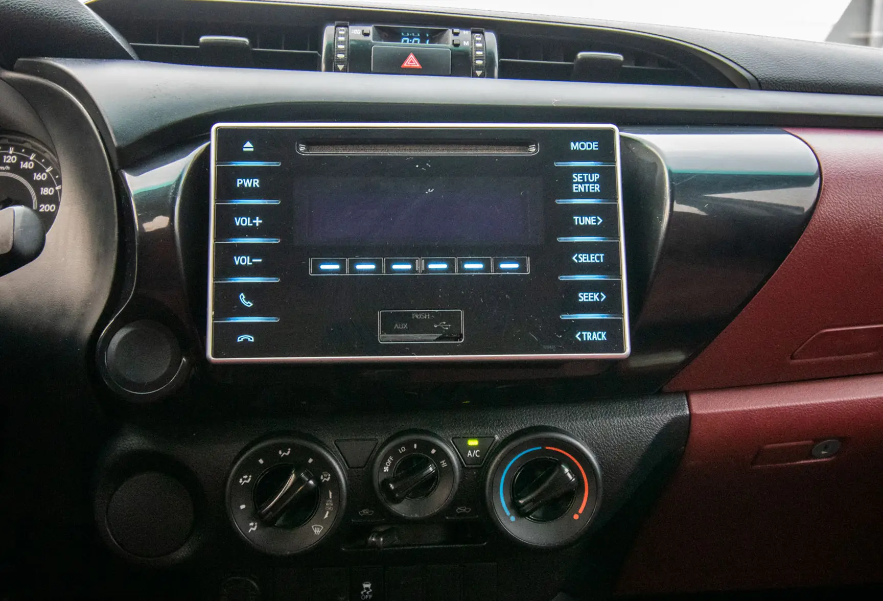 Used 2017 Toyota Hilux GL Double Cabin 2.7L 4x2 (petrol) White – Infotainment / Touchscreen System at First Choice Cars Sharjah