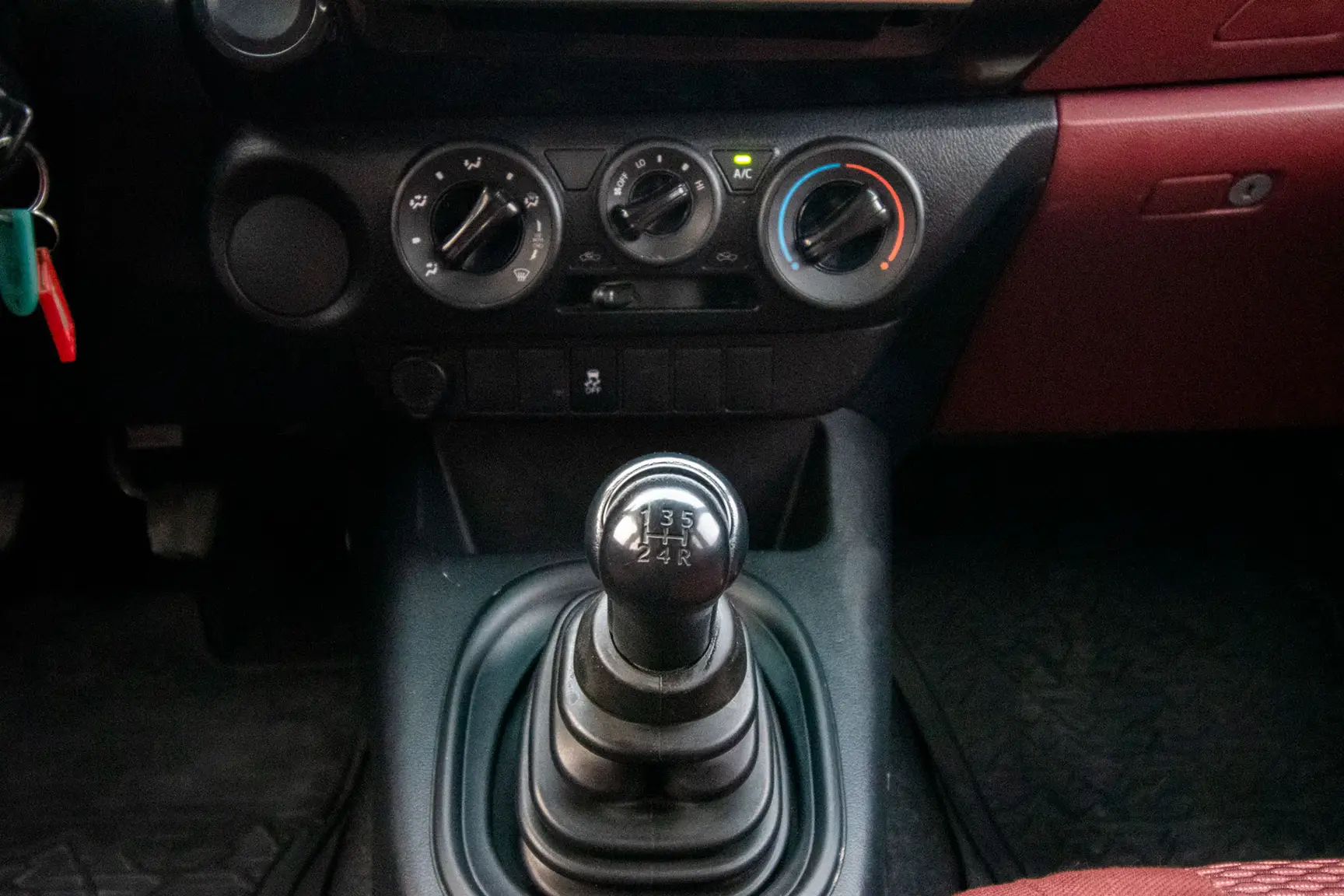 Used 2017 Toyota Hilux GL Double Cabin 2.7L 4x2 (petrol) White – Center Console & Gear Shifter at First Choice Cars Sharjah