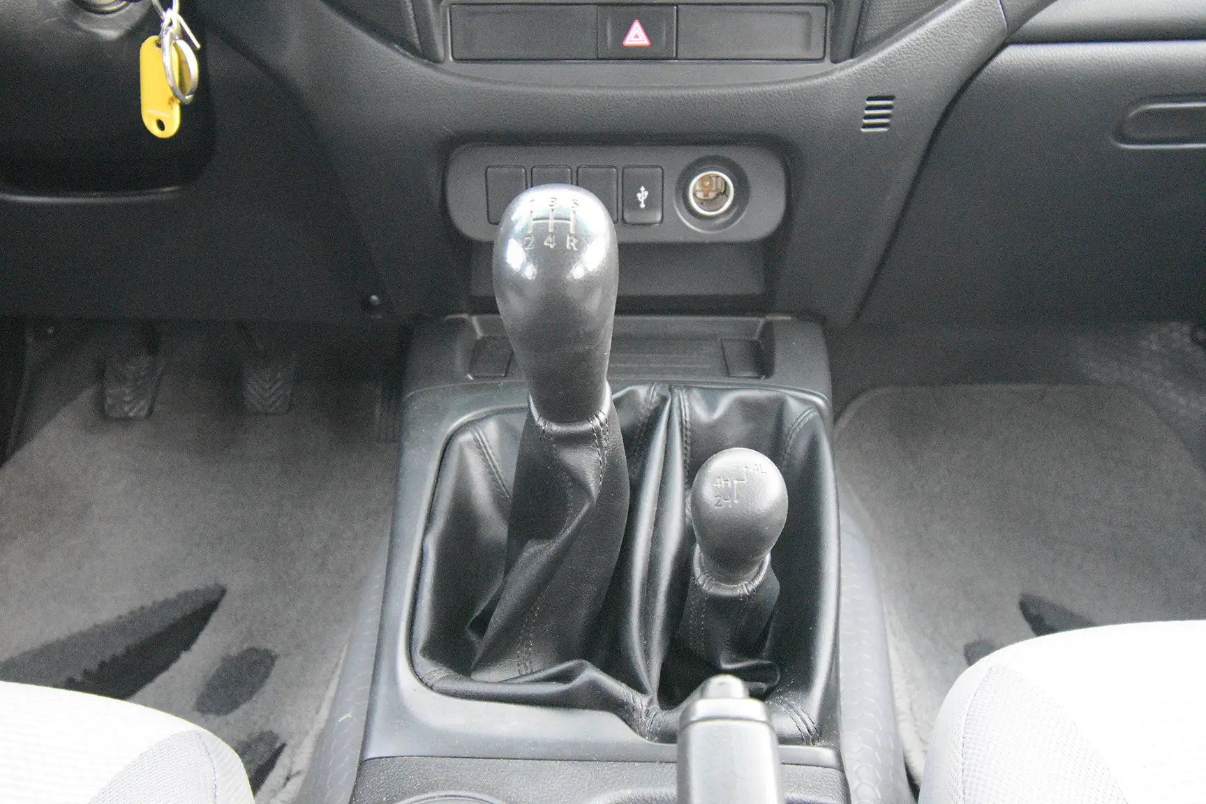Used 2020 Mitsubishi L200 GL Double Cabin in White – Center Console & Gear Shifter for Sale at First Choice Cars Dubai Sharjah