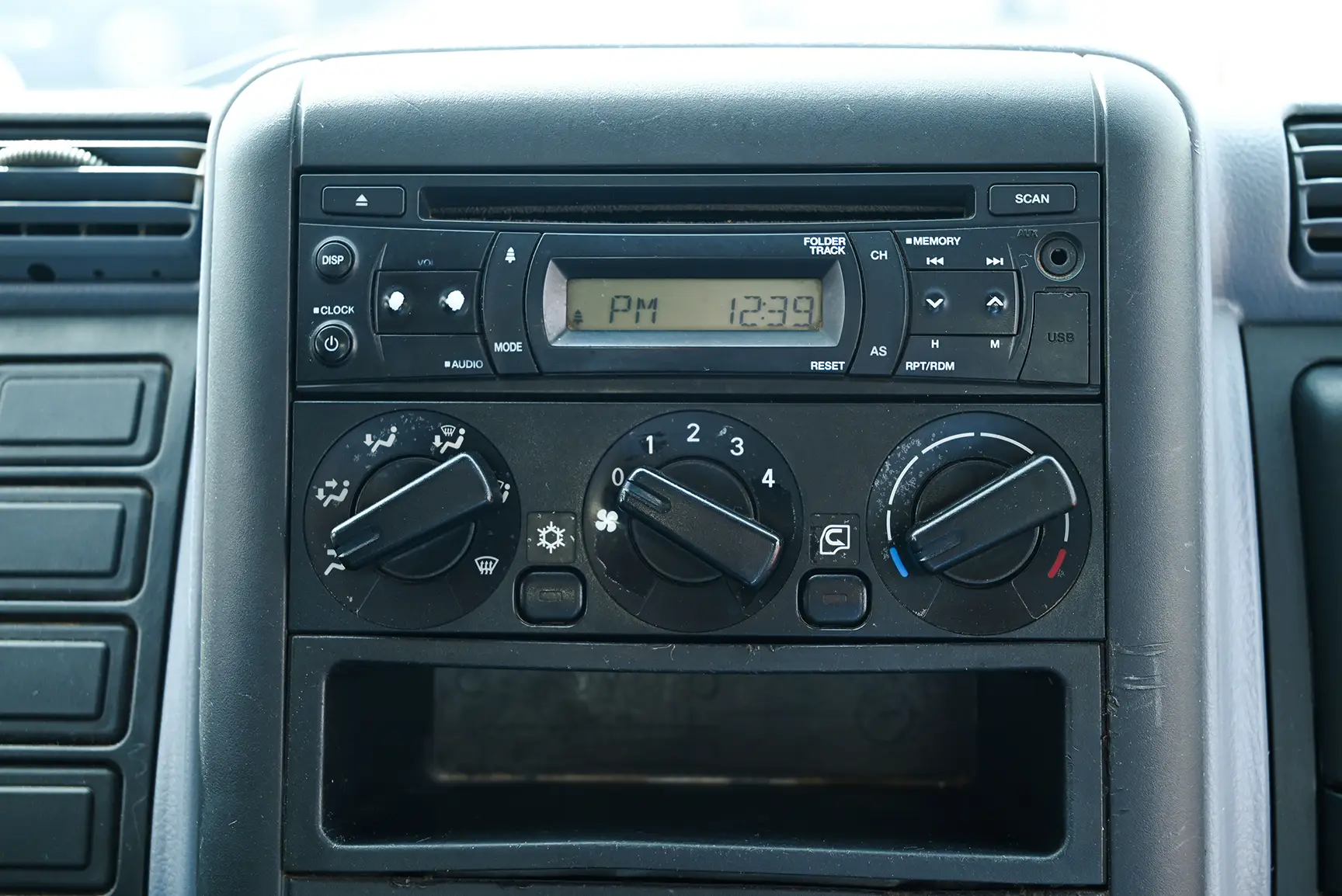 Used 2016 Mitsubishi Canter Box White – Infotainment / Touchscreen System at First Choice Cars Sharjah