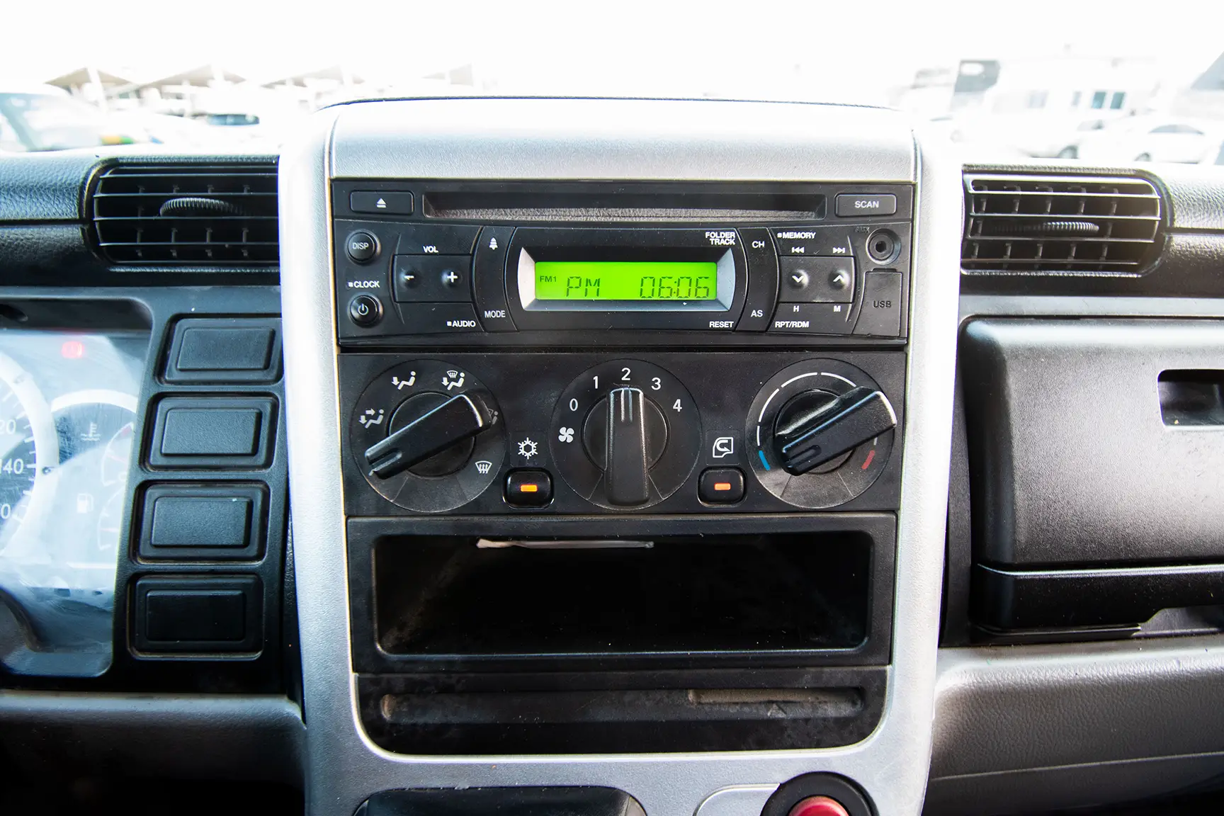 Used 2017 Mitsubishi Canter Cargo Body White – Infotainment / Touchscreen System at First Choice Cars Sharjah