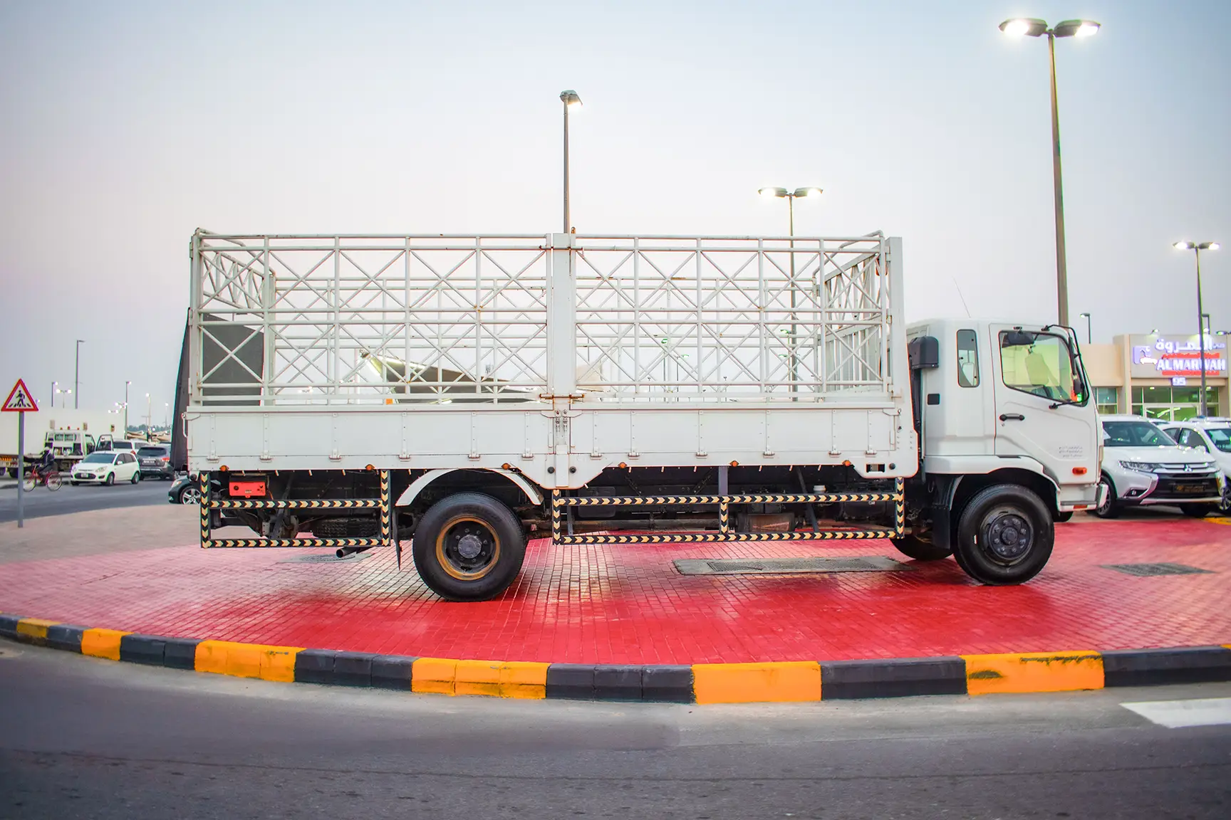 Used 2016 Mitsubishi Canter Cargo Body in White – Right Side View for Sale at First Choice Cars Dubai Sharjah