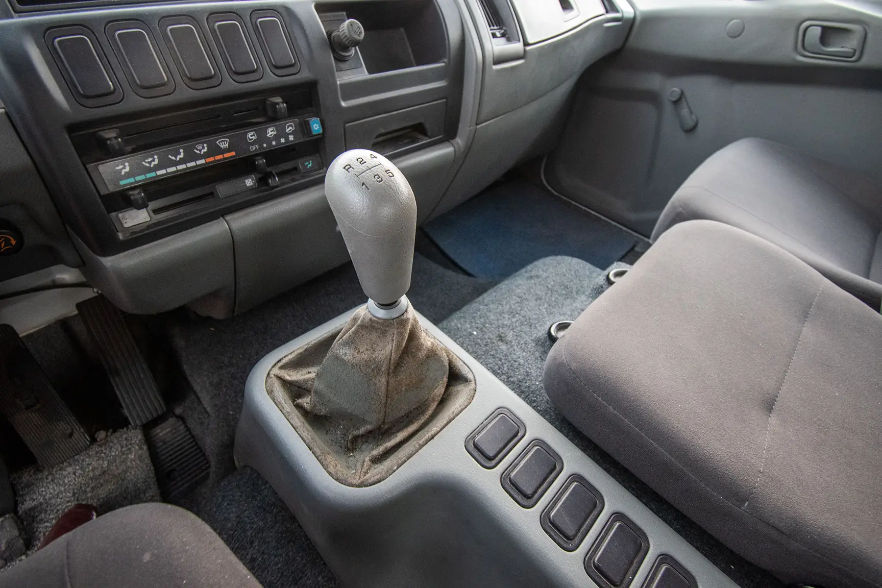 Used 2016 Mitsubishi Canter Cargo Body White – Center Console & Gear Shifter at First Choice Cars Sharjah