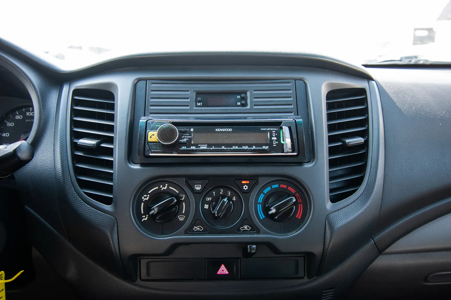 Used 2016 Mitsubishi L200 GL Double Cabin in White – Infotainment / Touchscreen System for Sale at First Choice Cars Dubai Sharjah