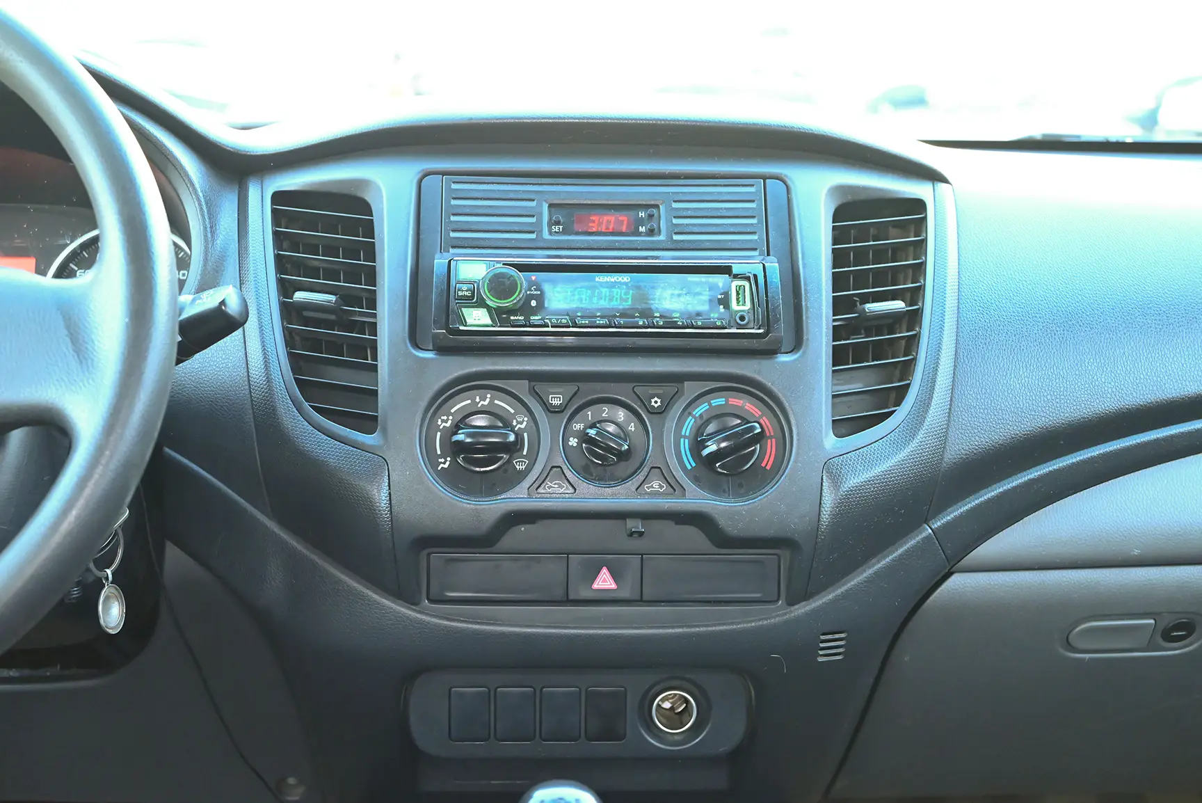 Used 2017 Mitsubishi L200 Double Cab GL White – Infotainment / Touchscreen System at First Choice Cars Sharjah
