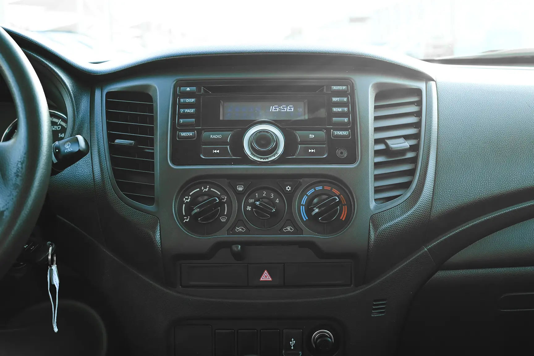 Used 2020 Mitsubishi L200 Double Cab GL White – Infotainment / Touchscreen System at First Choice Cars Sharjah