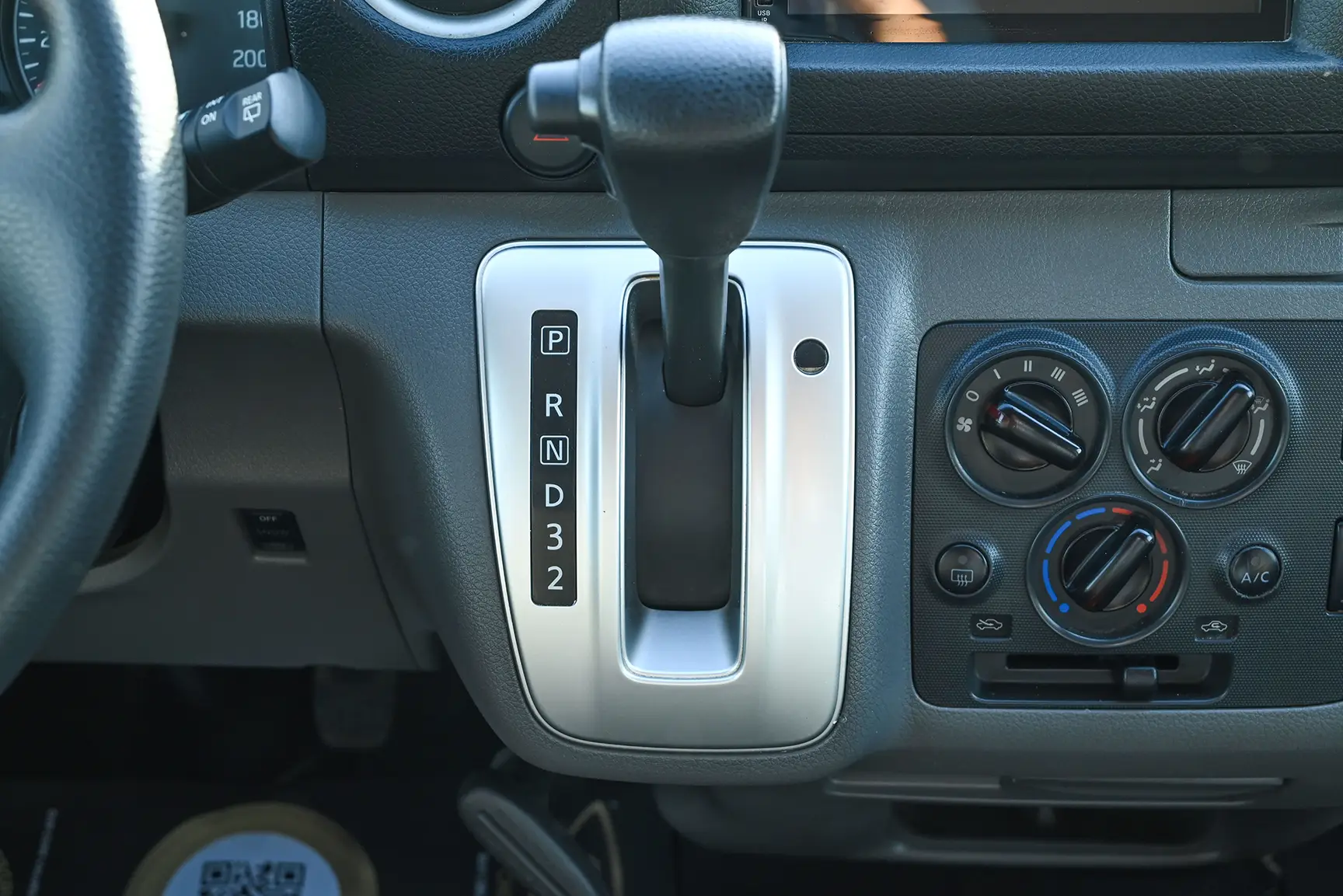 Used 2021 Nissan Urvan High Roof White – Center Console & Gear Shifter at First Choice Cars Sharjah