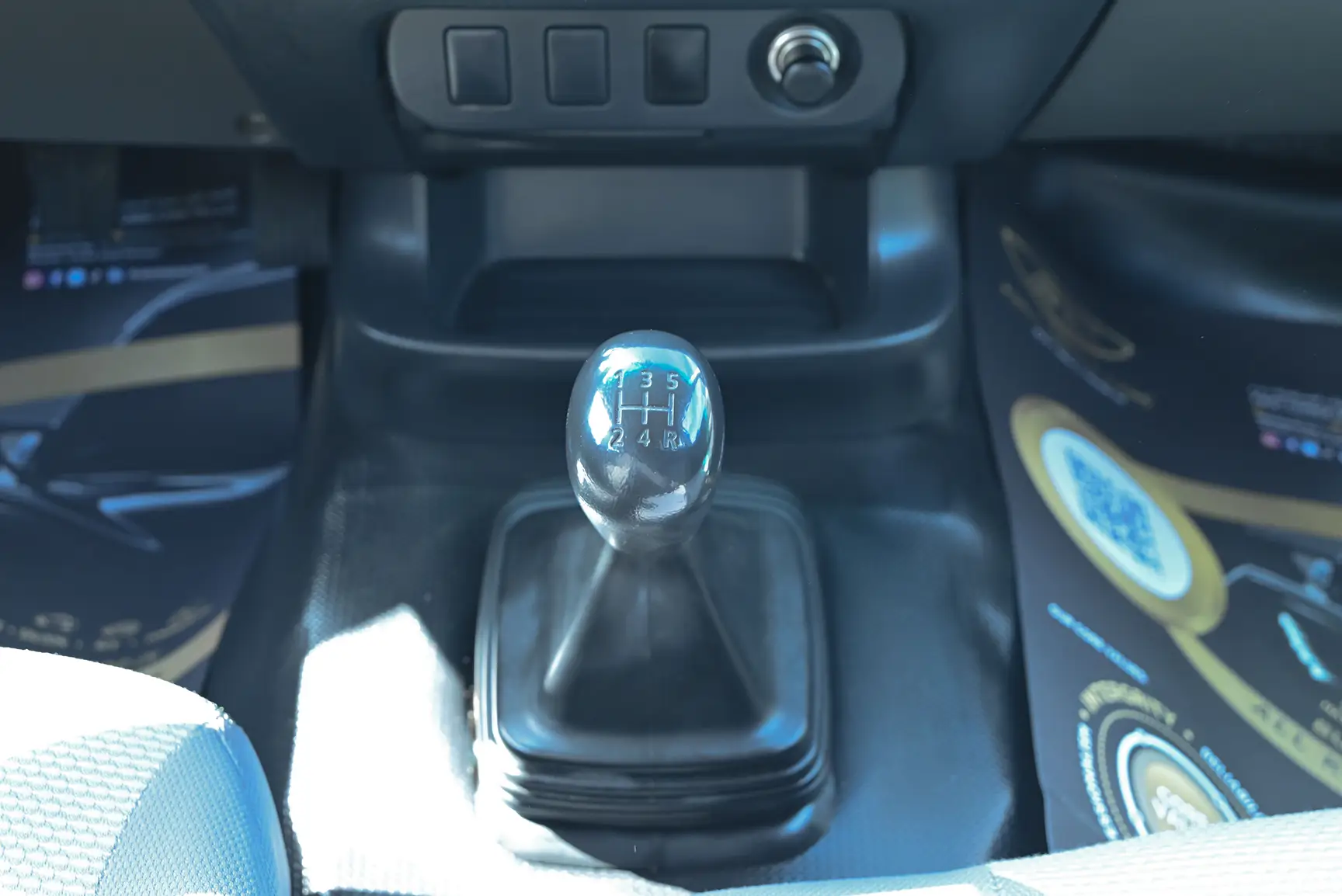 Used 2018 Mitsubishi L200 GL Double Cabin in White – Center Console & Gear Shifter for Sale at First Choice Cars Dubai Sharjah