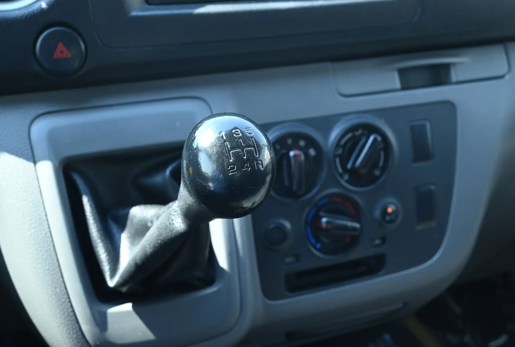 Used 2016 Nissan Urvan High Roof White – Center Console & Gear Shifter at First Choice Cars Sharjah