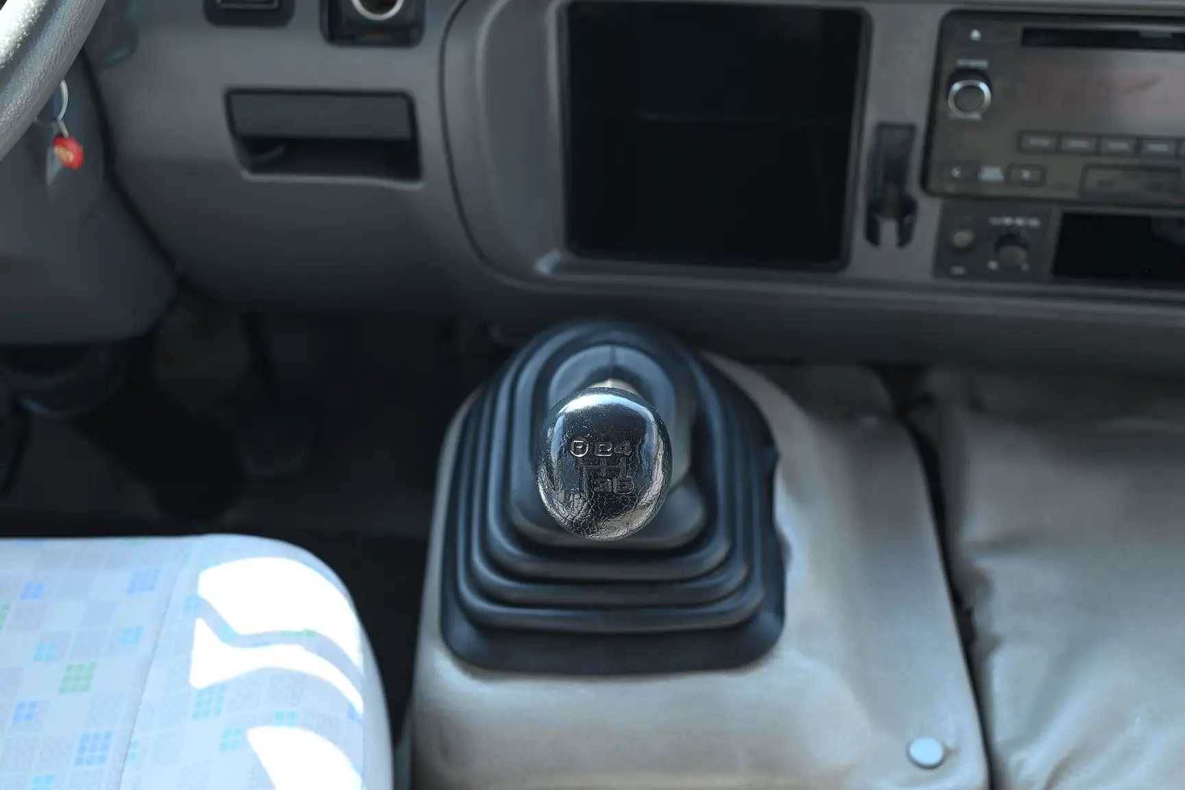 Used 2016 Toyota Coaster Standard Roof in White – Center Console & Gear Shifter