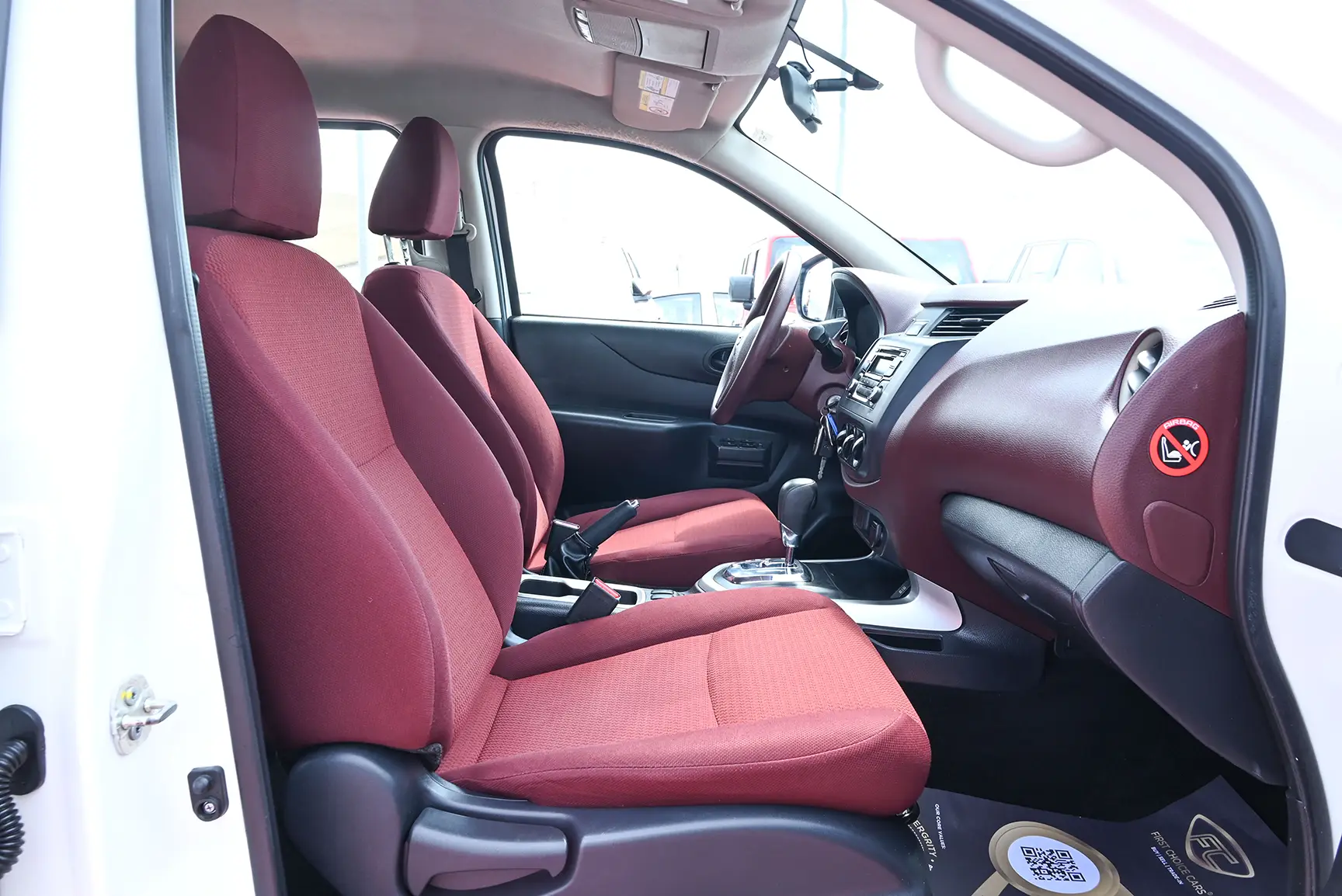 Used 2019 Nissan Navara Csf 2.5L G 2wd At White – Front Passenger Side Cabin View at First Choice Cars Sharjah