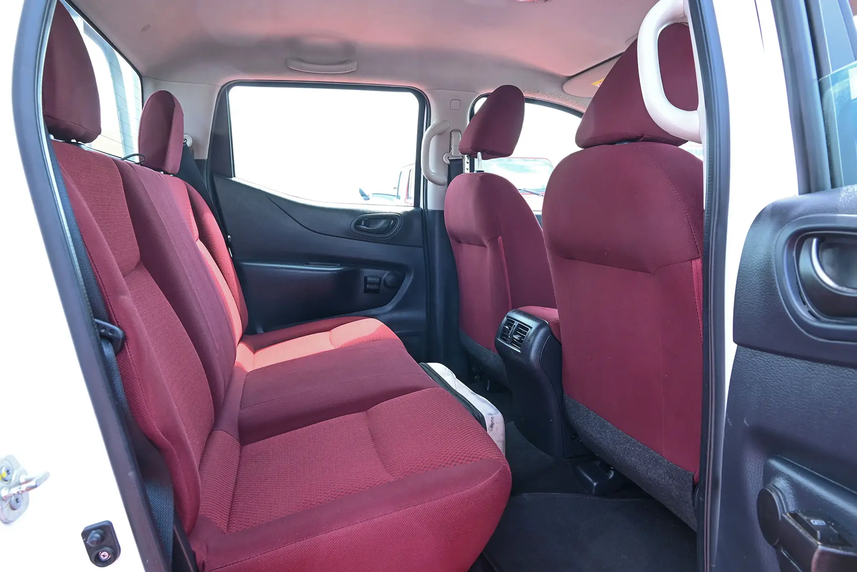 Used 2019 Nissan Navara Csf 2.5L G 2wd At White – Rear Passenger Side Cabin View at First Choice Cars Sharjah