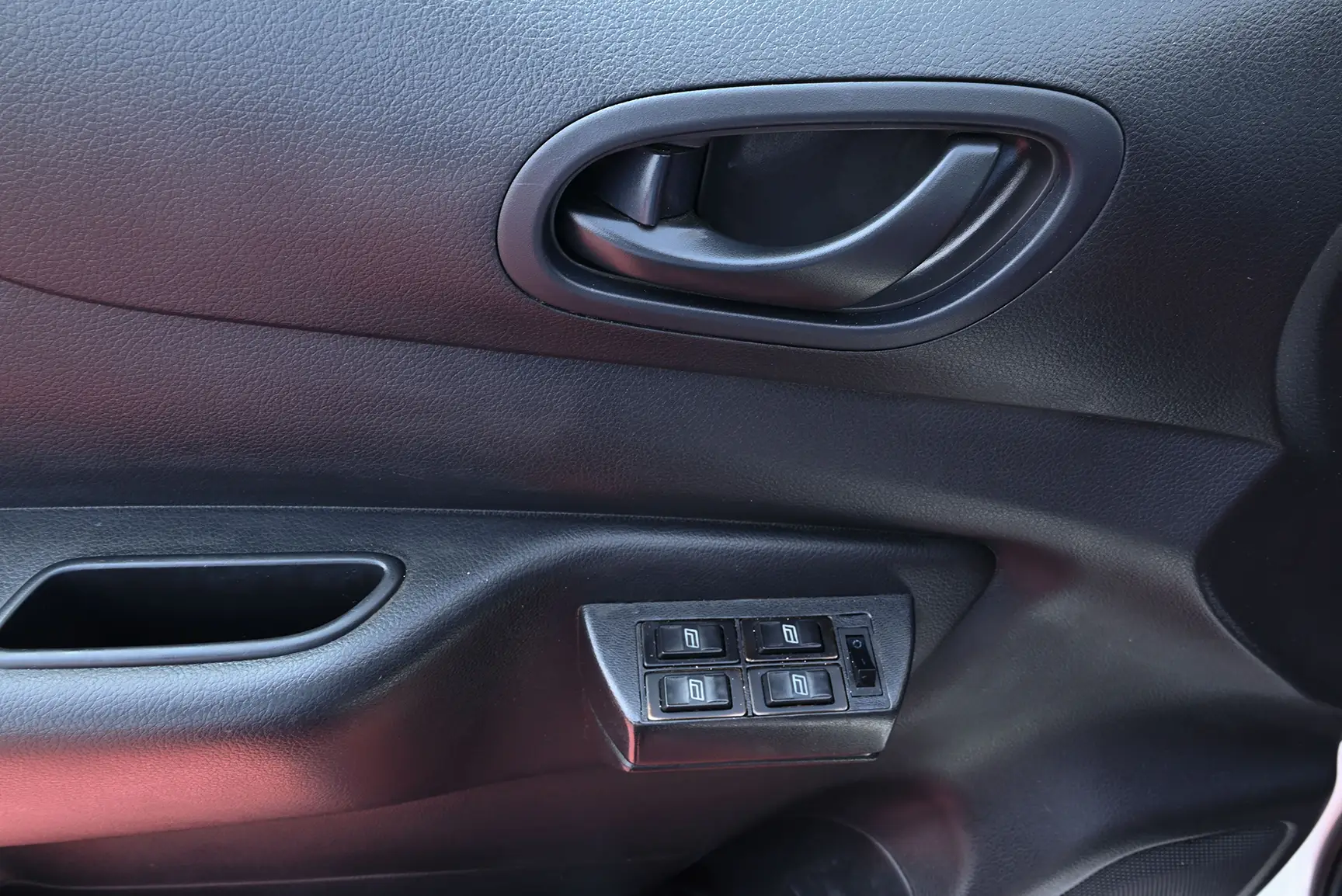 Used 2019 Nissan Navara SE in White – Driver Door Panel Full View