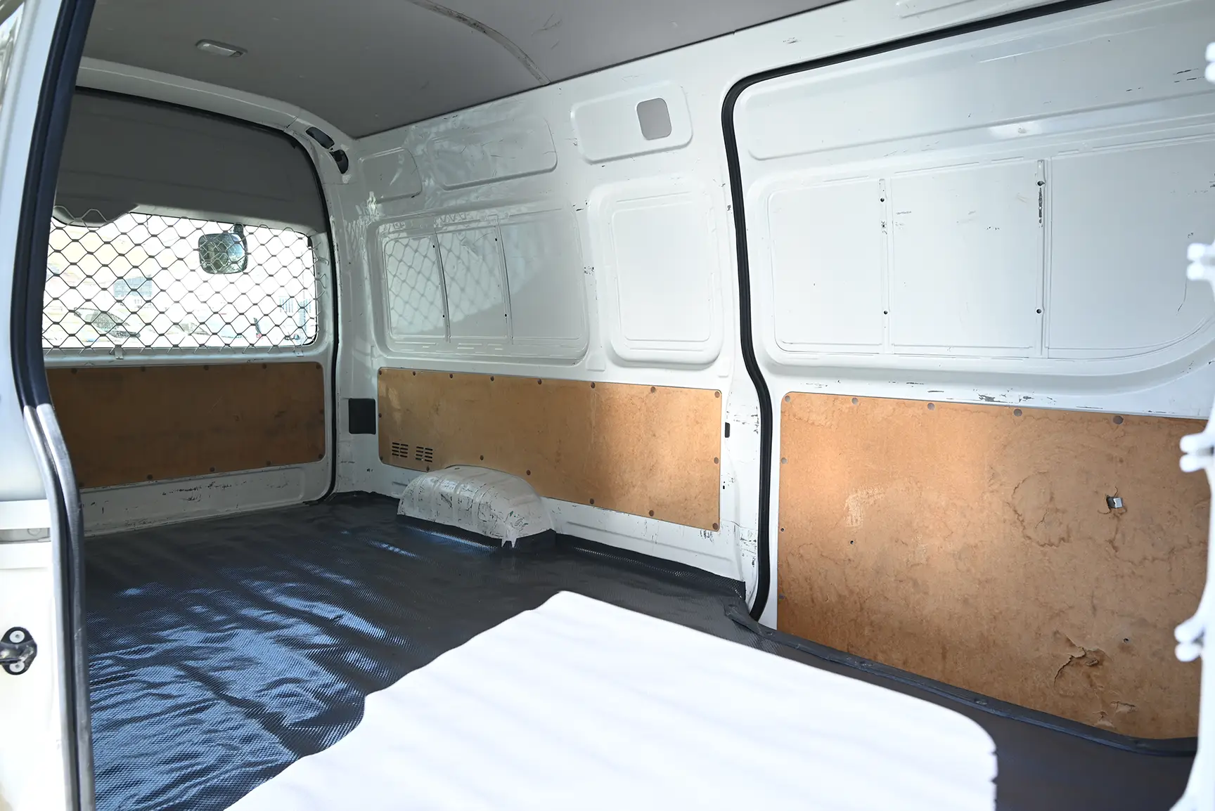 Used 2018 Toyota Hiace GLS - High Roof 3 STR White – Delivery Box Right Side Interior View at First Choice Cars Sharjah