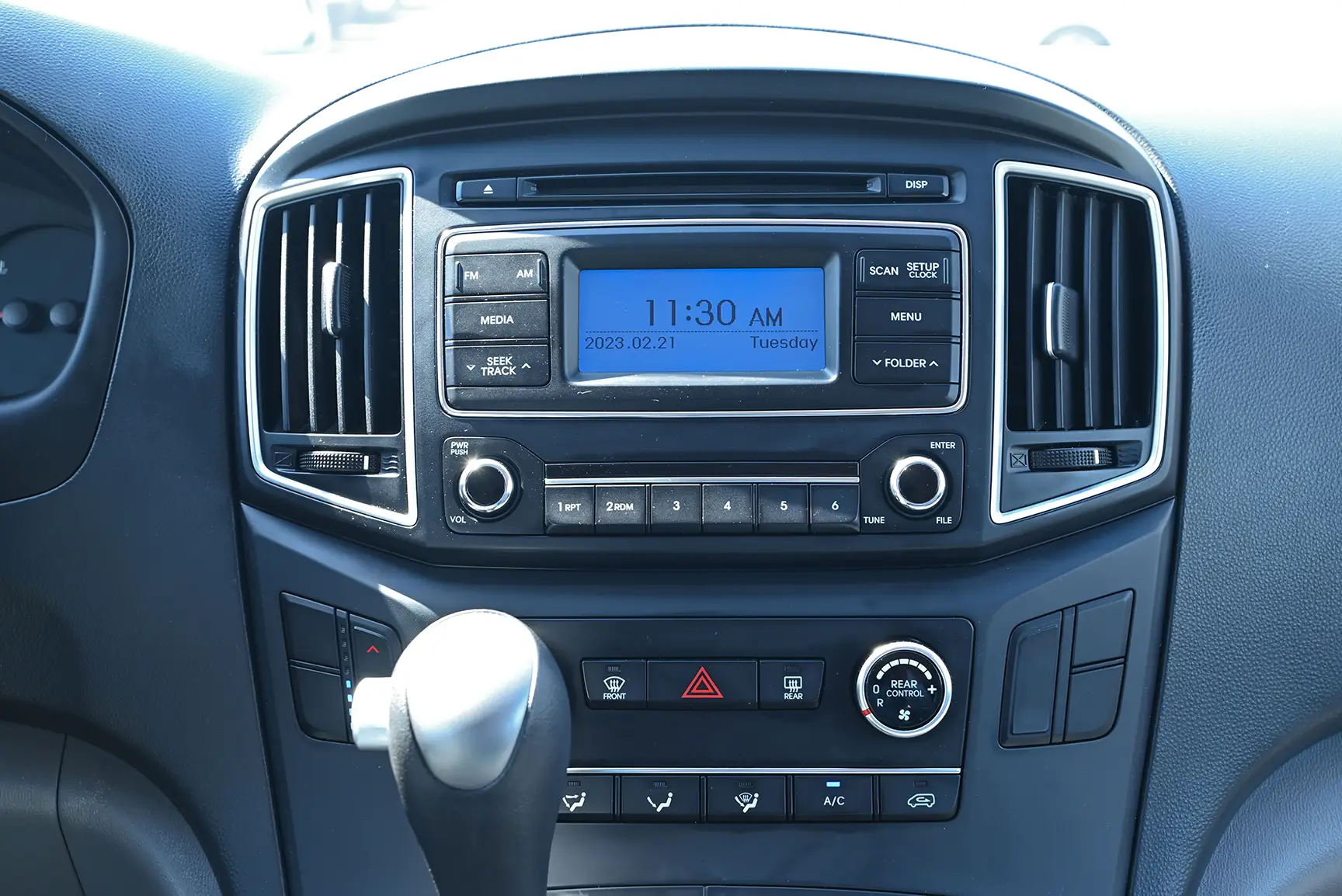 Used 2021 Hyundai H1 12-Seater Wagon Black – Infotainment / Touchscreen System at First Choice Cars Sharjah