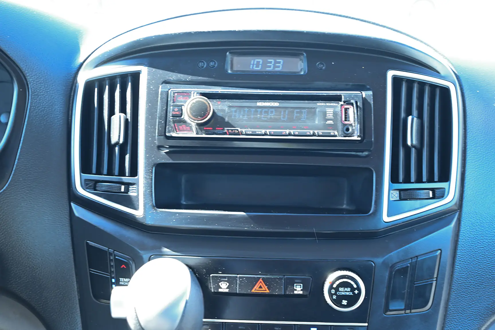 Used 2020 Hyundai H1 9-Seater in Silver – Infotainment / Touchscreen System