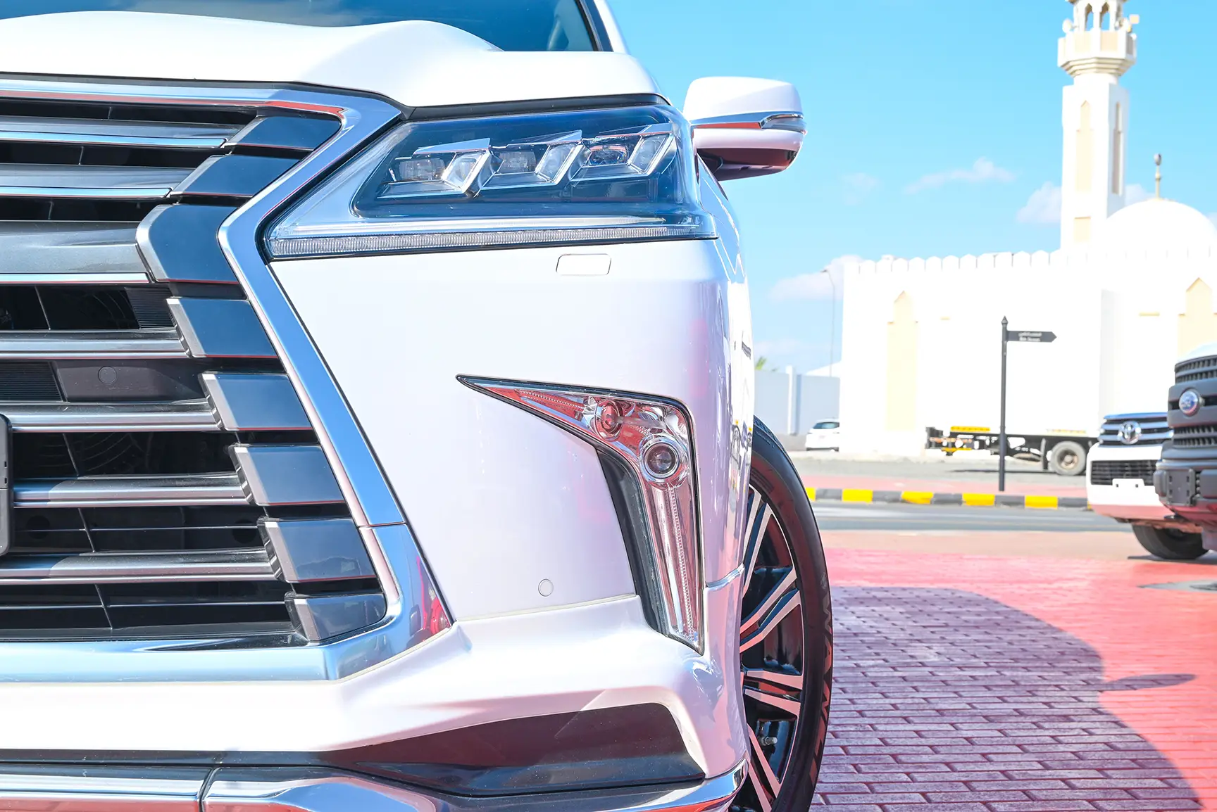 Used 2021 Lexus LX 570 25th Anniversary Edition in White – Headlight Close-up