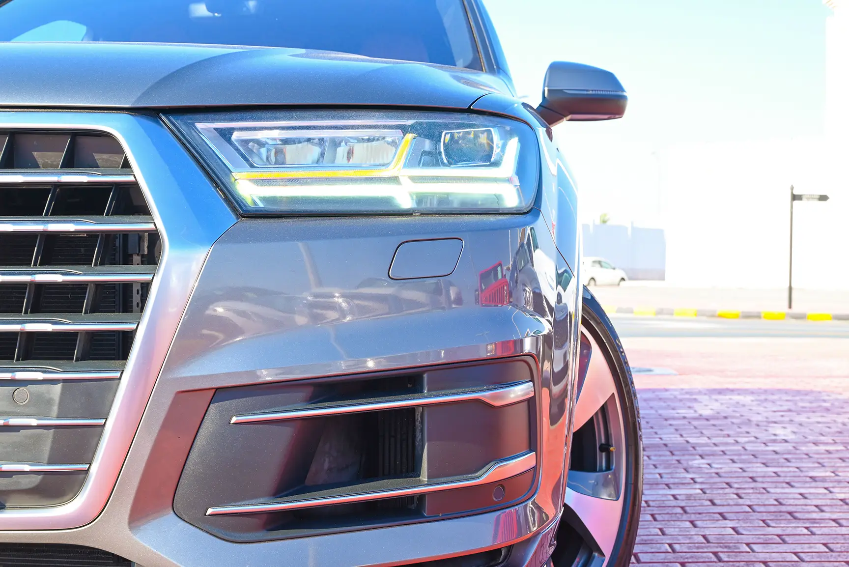 Used 2016 Audi Q7 S-Line Grey – Headlight Close-up at First Choice Cars Sharjah