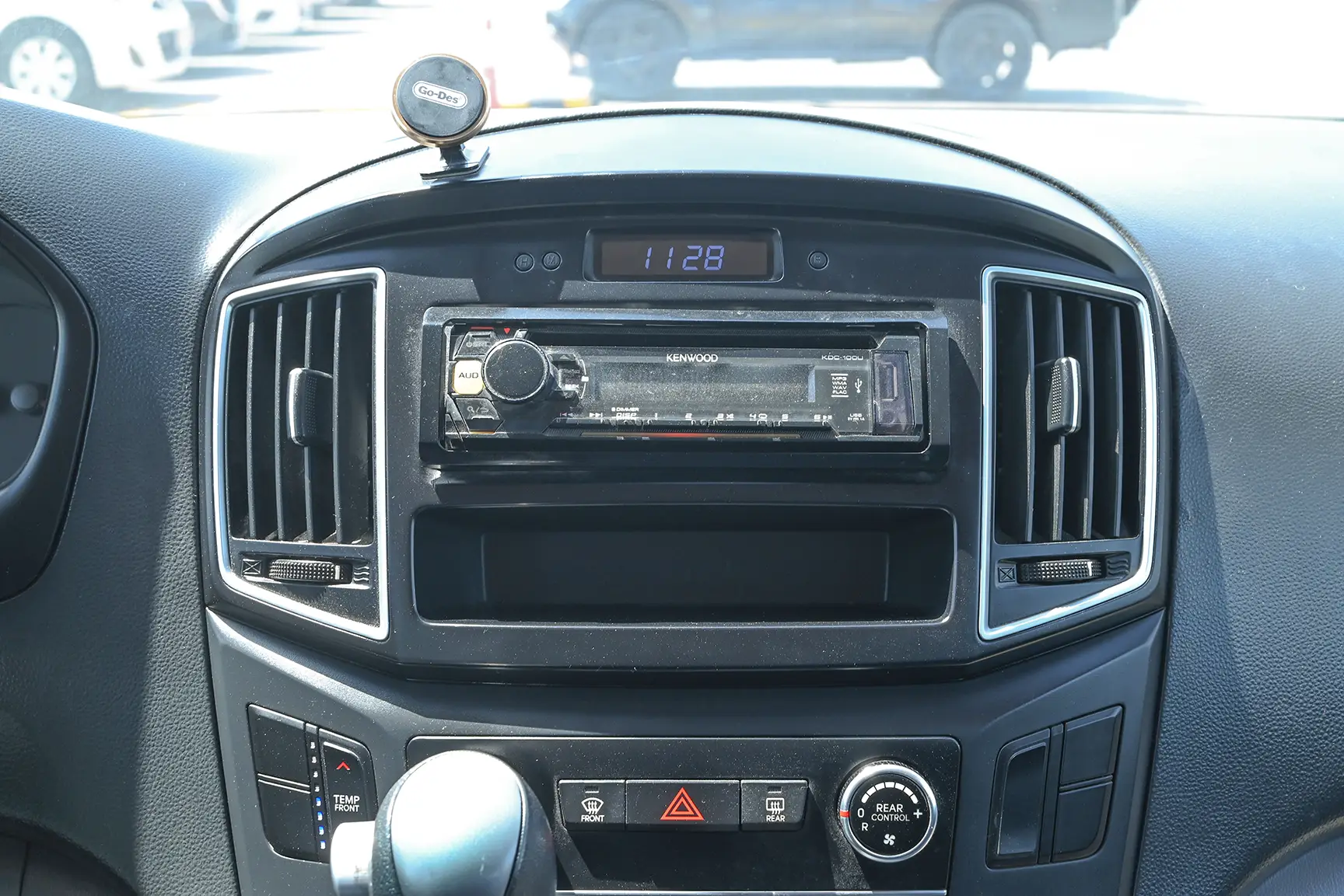 Used 2018 Hyundai H1 12-Seater Wagon White – Infotainment / Touchscreen System at First Choice Cars Sharjah