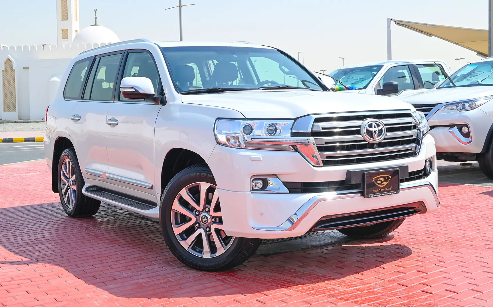 Used 2017 Toyota Land Cruiser VXR White – Right Front Diagonal (45°) View at First Choice Cars Sharjah