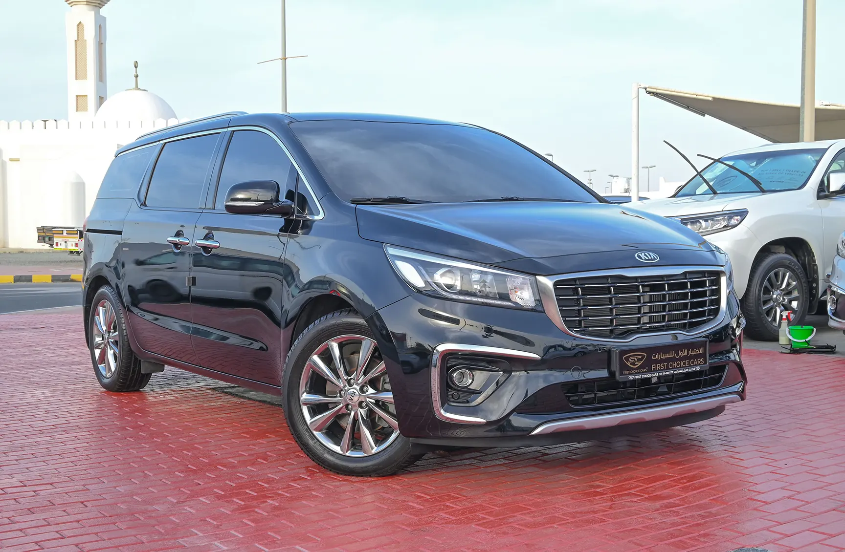 Used 2019 KIA Carnival Ex Black – Right Front Diagonal (45°) View at First Choice Cars Sharjah