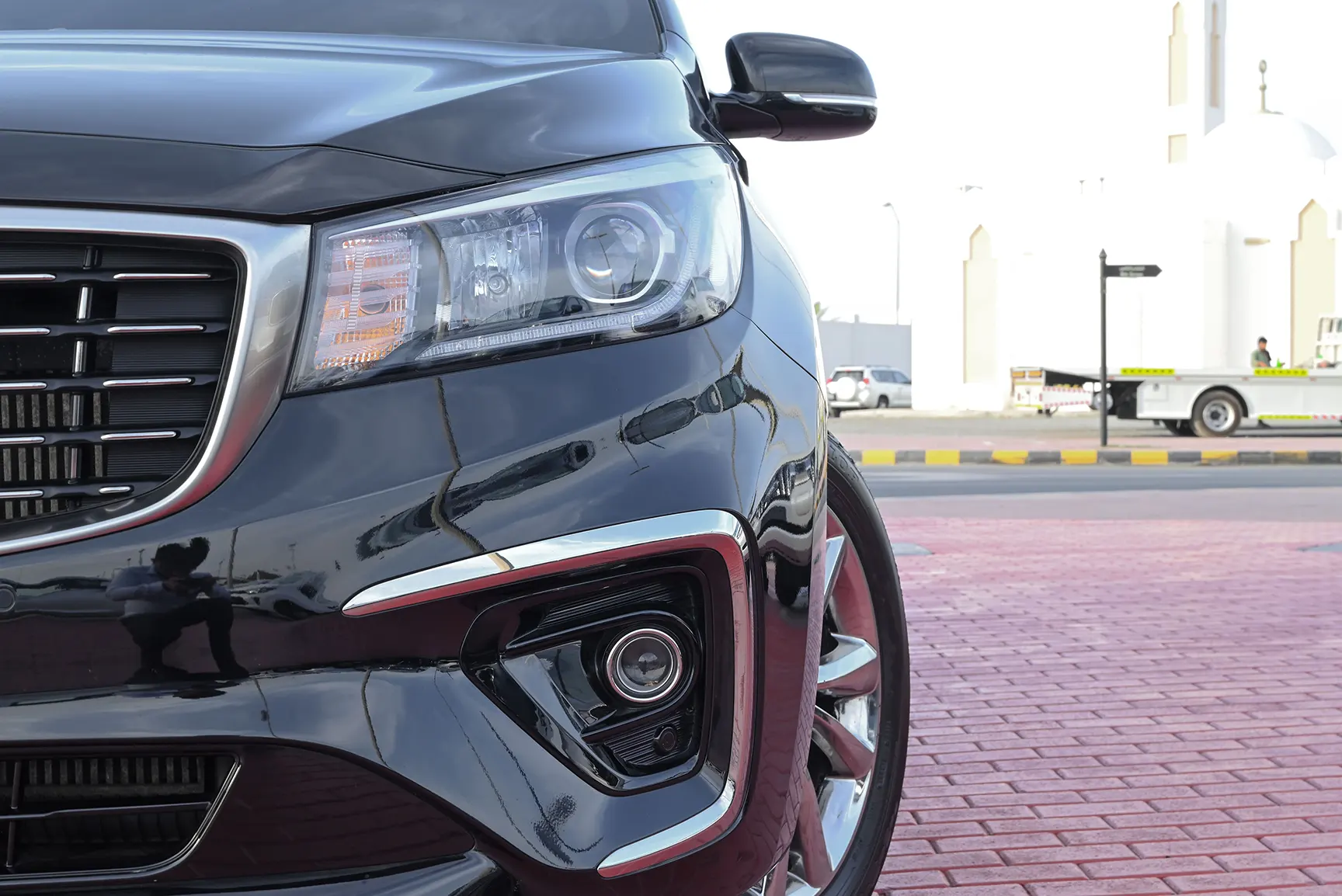 Used 2019 KIA Carnival Ex Black – Headlight Close-up at First Choice Cars Sharjah