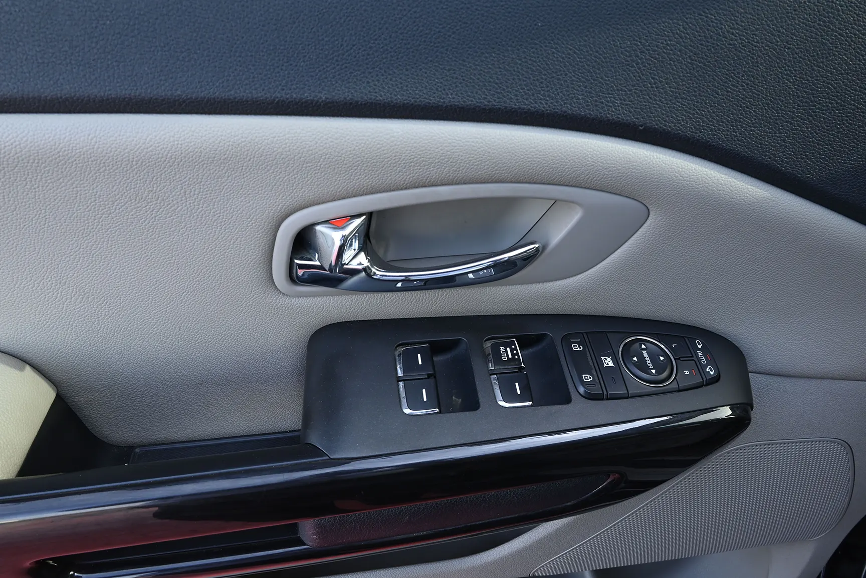 Used 2019 KIA Carnival Ex Black – Driver Door Panel Full View at First Choice Cars Sharjah