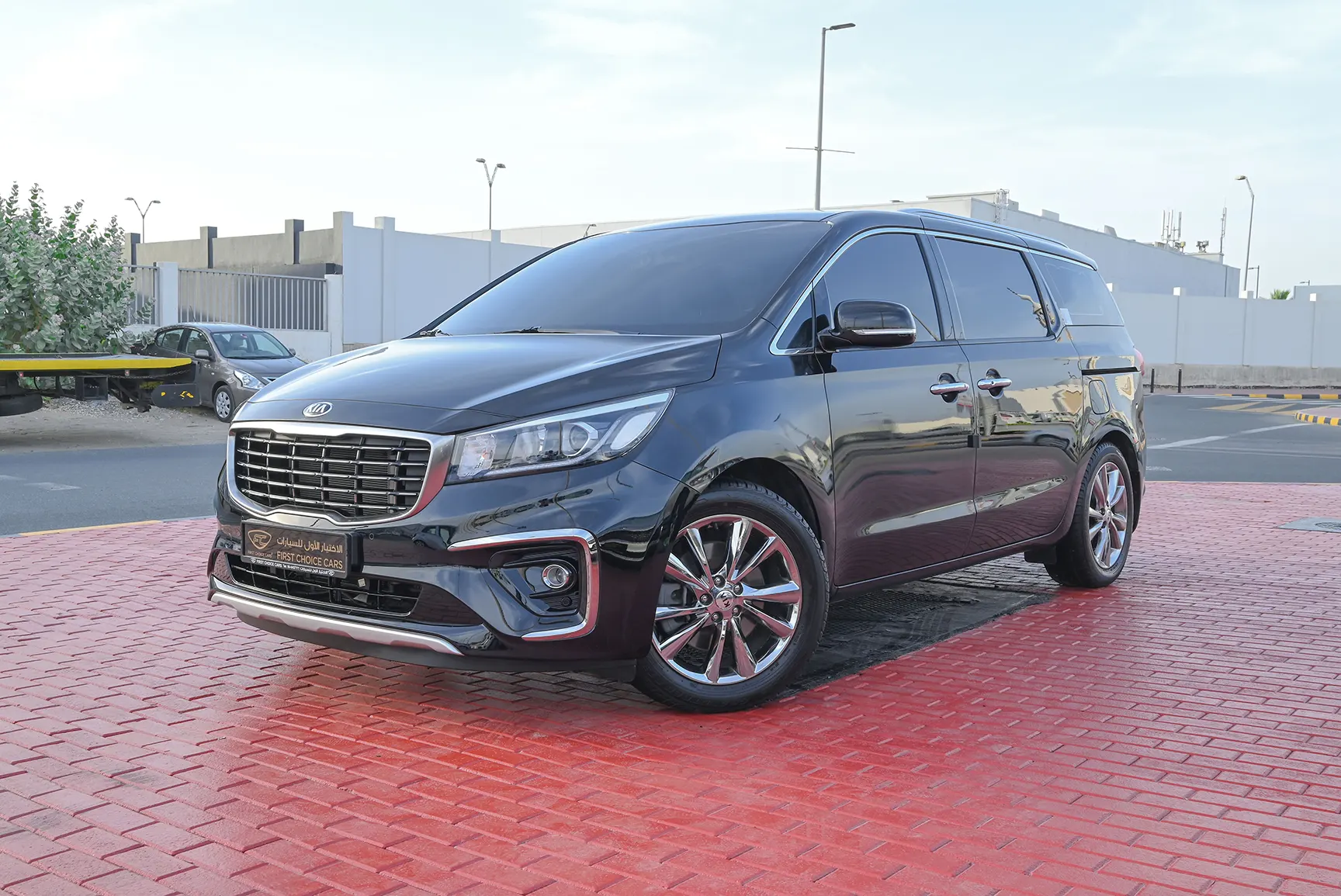 Used 2019 KIA Carnival Ex Black – Left Front Diagonal (45°) View at First Choice Cars Sharjah
