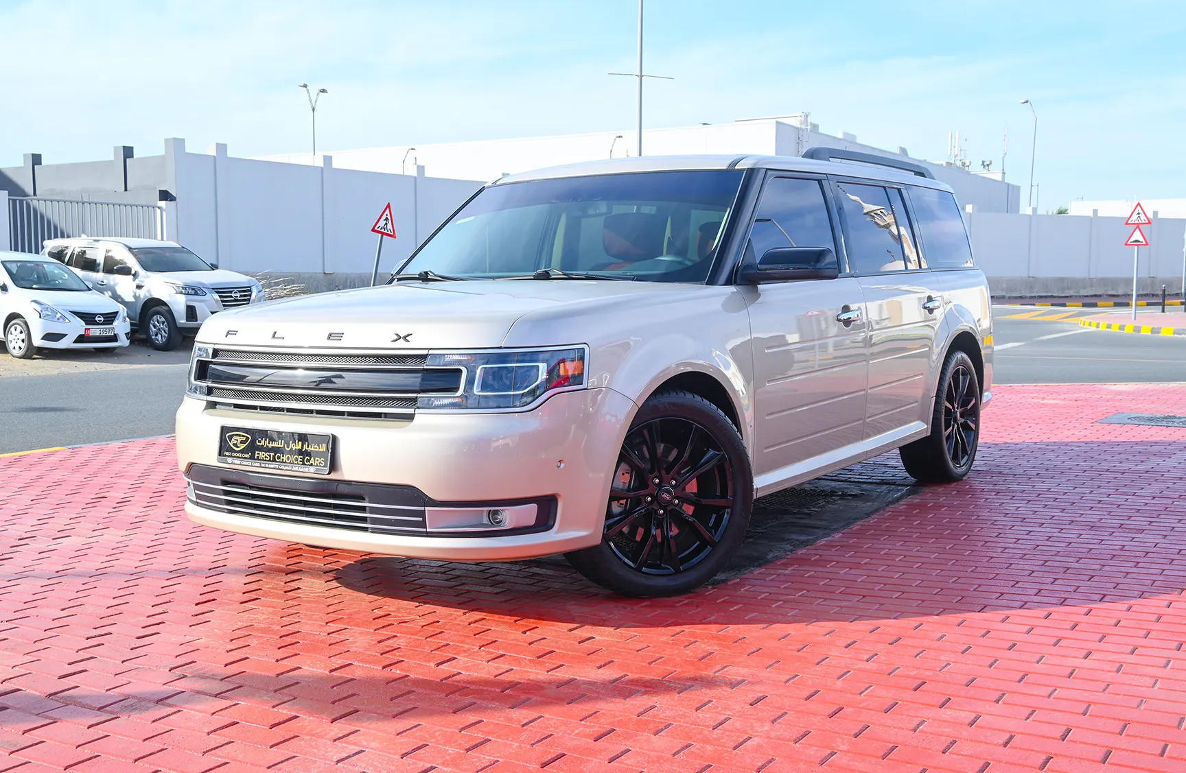 Used 2017 Ford Flex Limited in White – Left Front Diagonal (45°) View for Sale at First Choice Cars Dubai Sharjah