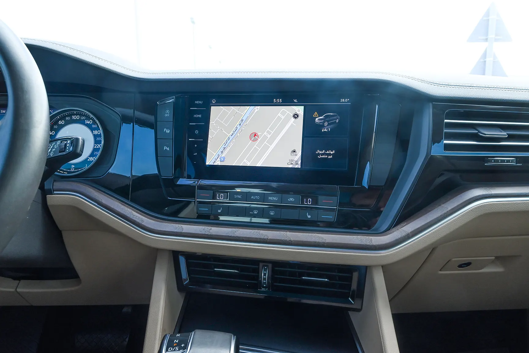 Used 2018 Volkswagen Touareg Atmosphere Highline White – Infotainment / Touchscreen System at First Choice Cars Sharjah