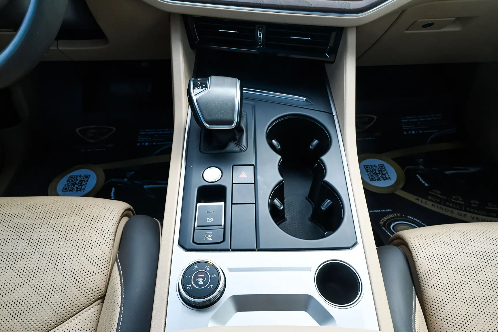 Used 2018 Volkswagen Touareg Atmosphere Highline White – Center Console & Gear Shifter at First Choice Cars Sharjah