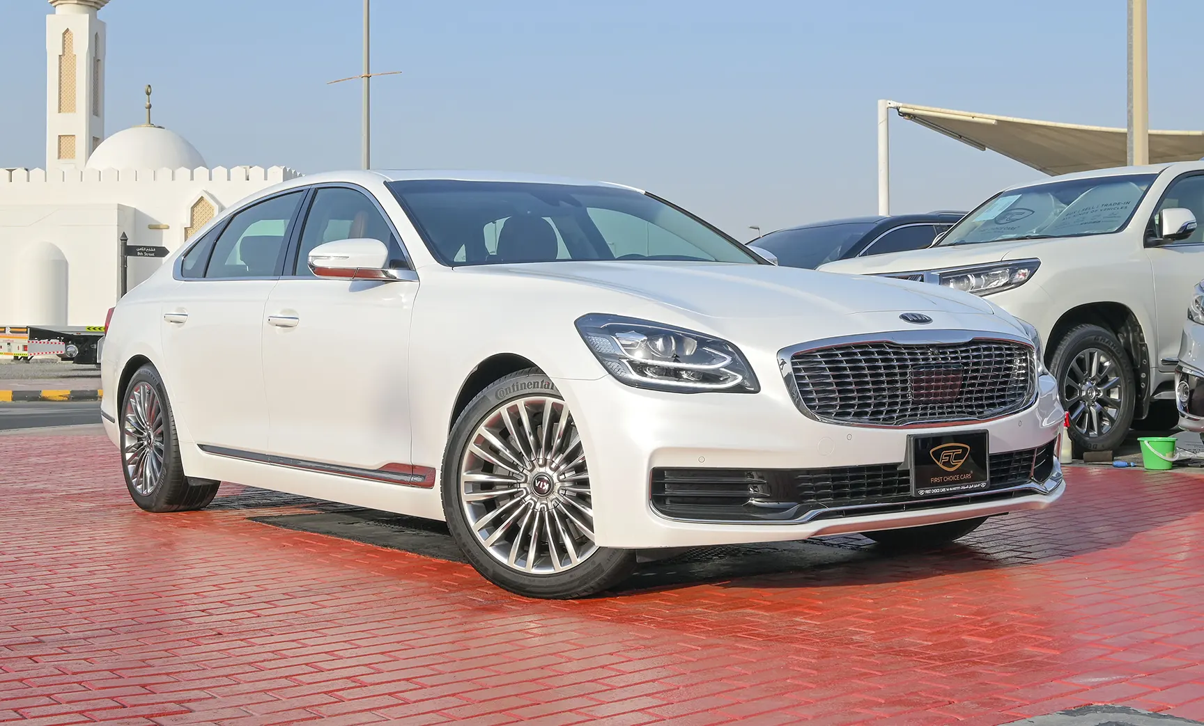 Used 2020 KIA K-900 GDI 3.8L V6 White – Right Front Diagonal (45°) View at First Choice Cars Sharjah