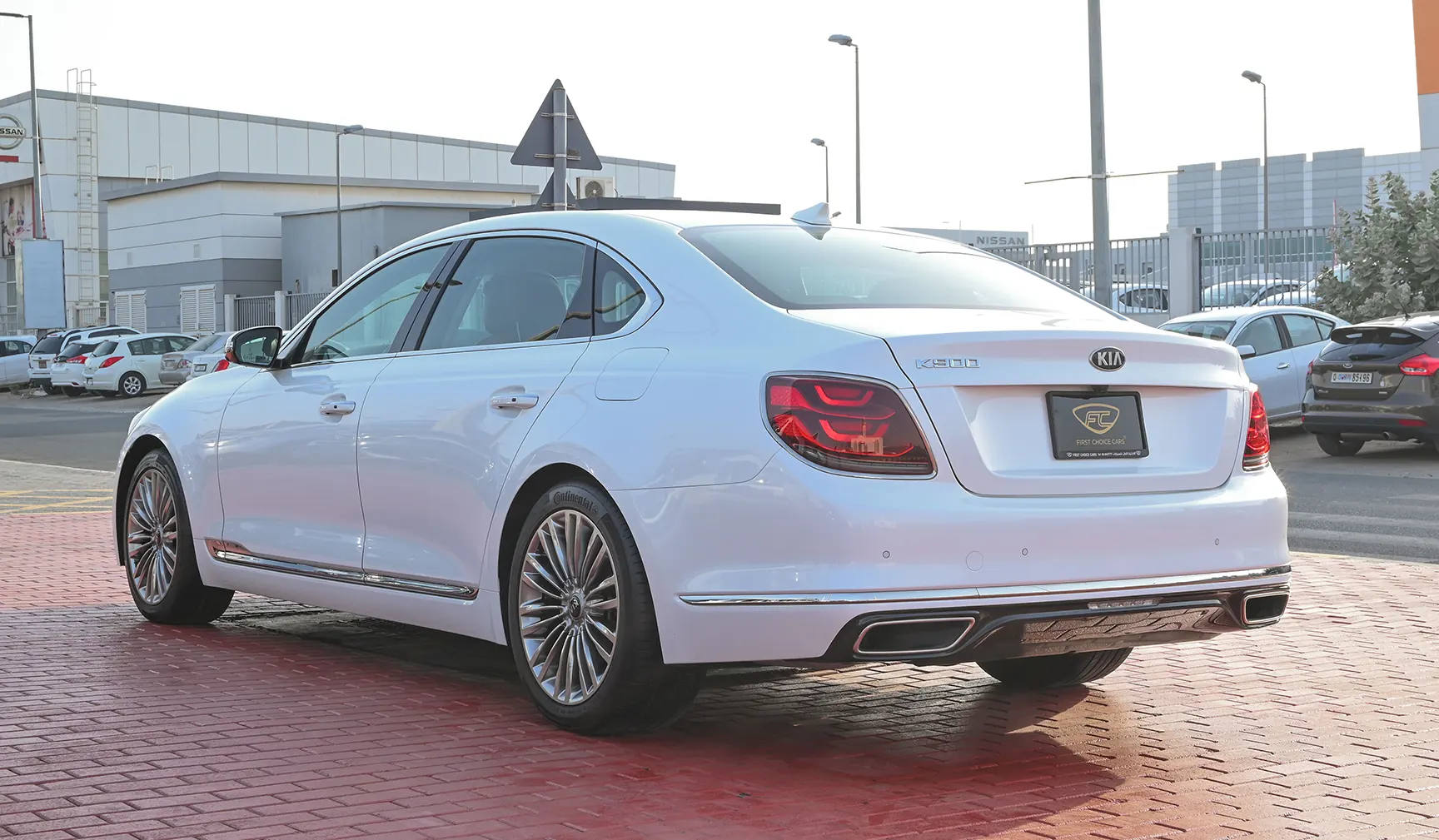 Used 2020 KIA K-900 GDI 3.8L V6 White – Left Back Diagonal (45°) View at First Choice Cars Sharjah