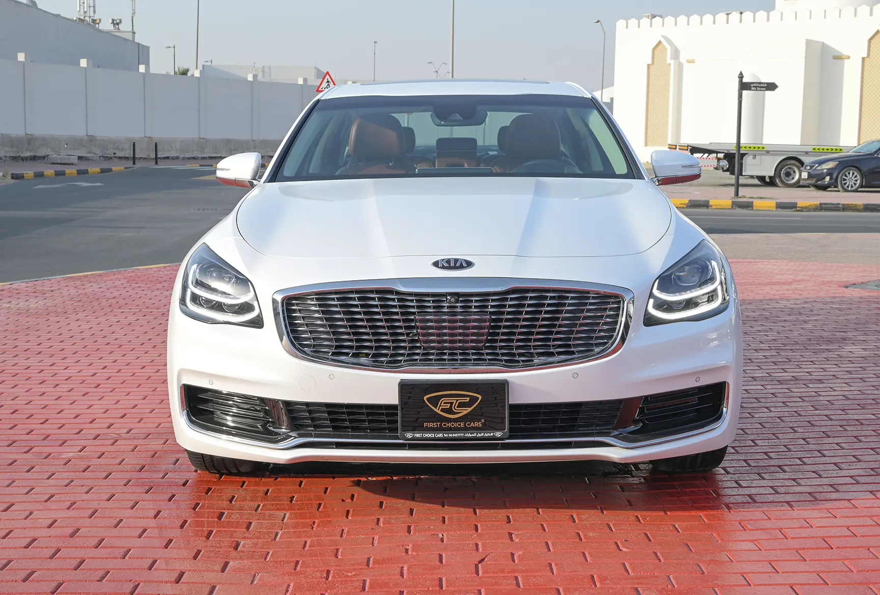 Used 2020 KIA K-900 GDI 3.8L V6 White – Front View at First Choice Cars Sharjah