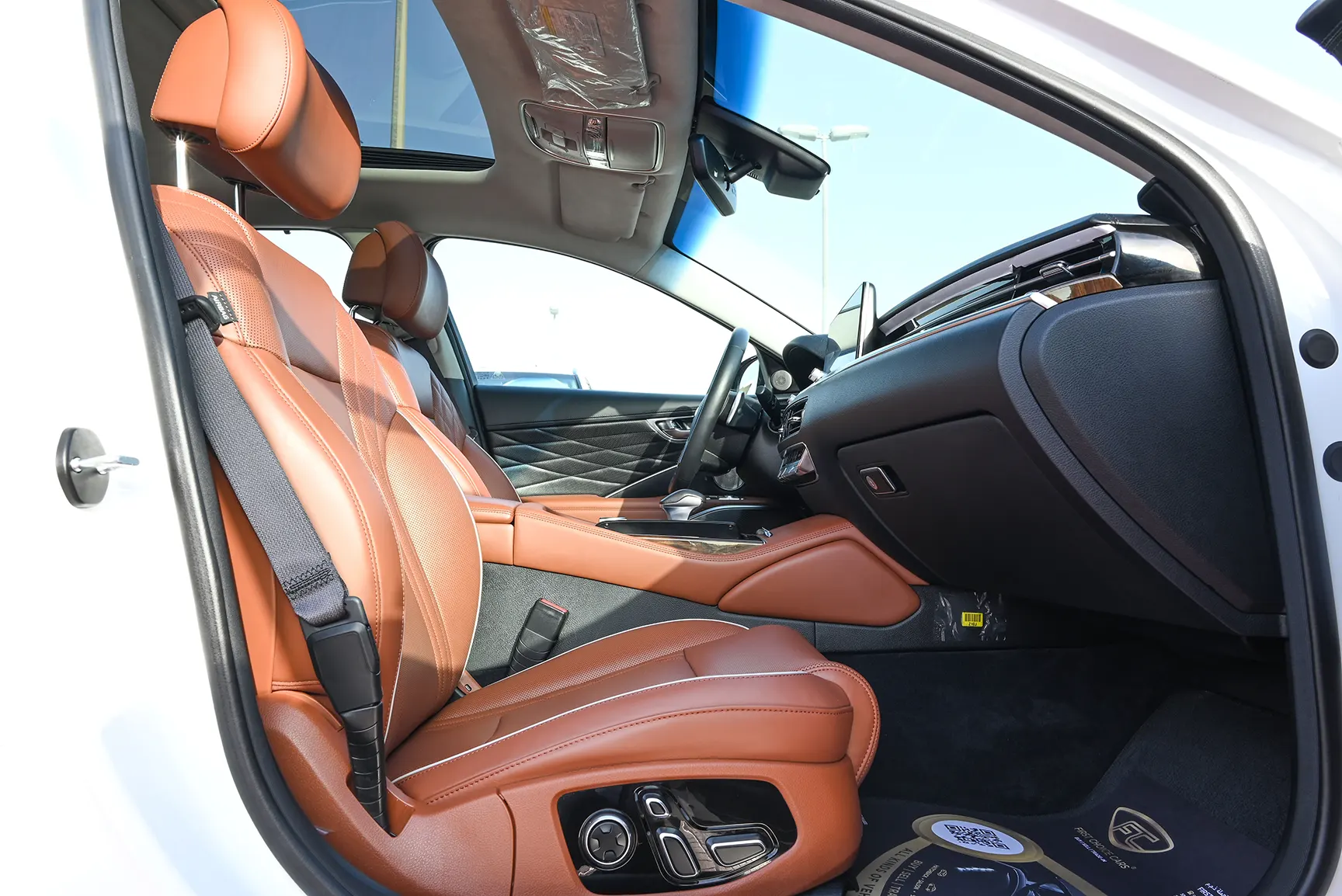 Used 2020 KIA K-900 GDI 3.8L V6 White – Front Passenger Side Cabin View at First Choice Cars Sharjah